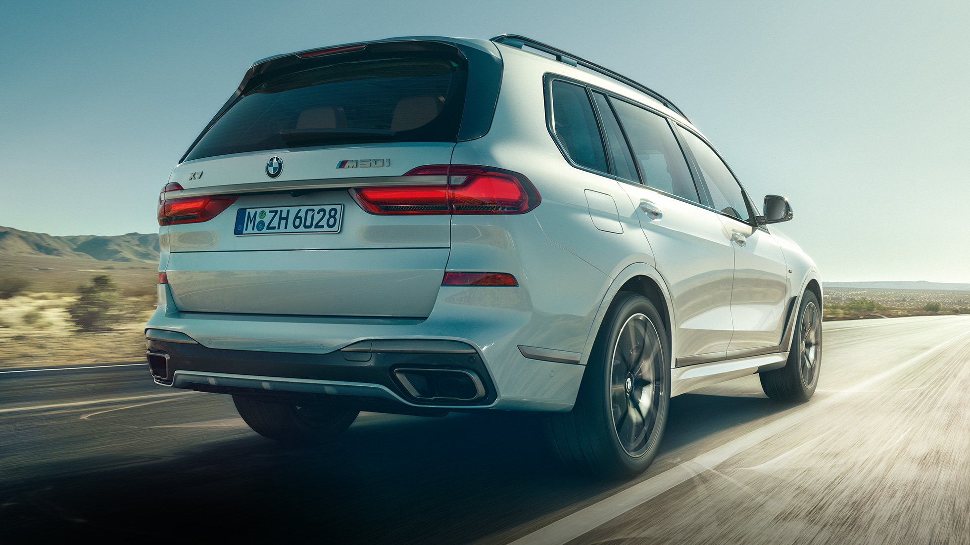 BMW X7 M50i, sedd bakifrån BMW X7 M50d i Mineralvit, körandes, sedd bakifrån, G07, 2019
