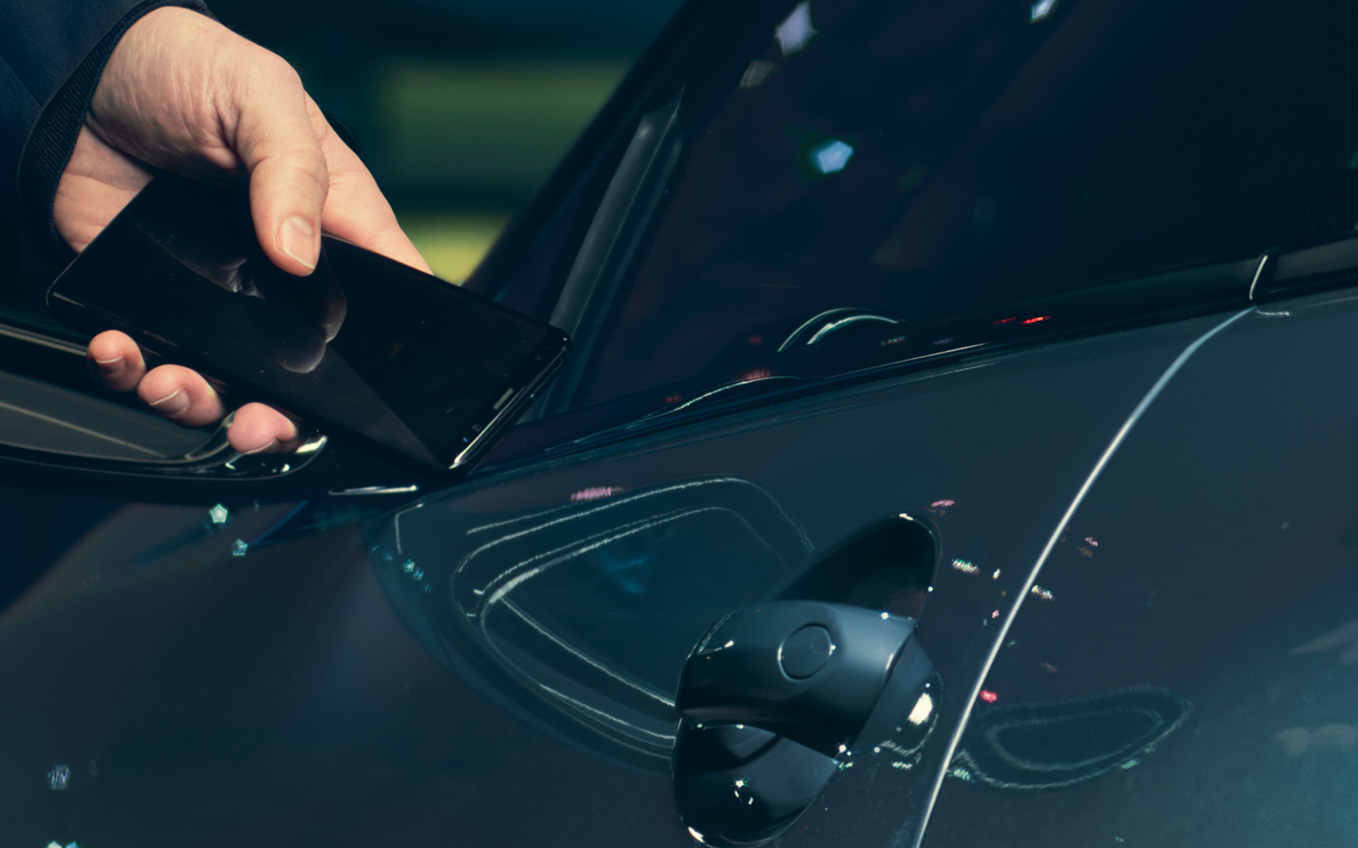 BMW X7 M50i M50d G07 2019 Digital Key smartphone, närbild BMW X7 M50i M50d G07 2019 Digital Key smartphone, närbild