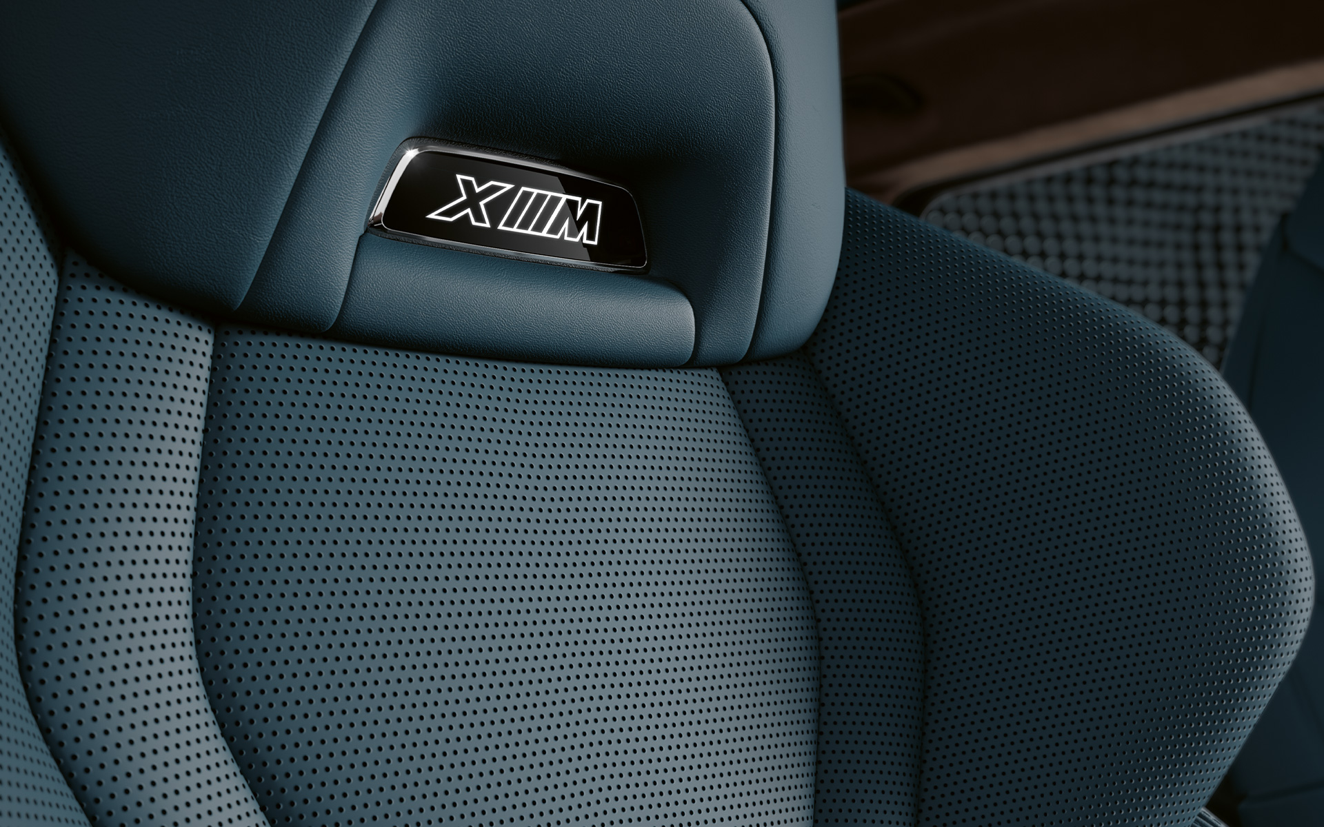 BMW XM G09 multifunktionsstolar med belyst M logotyp BMW XM G09 multifunktionsstolar med belyst M logotyp