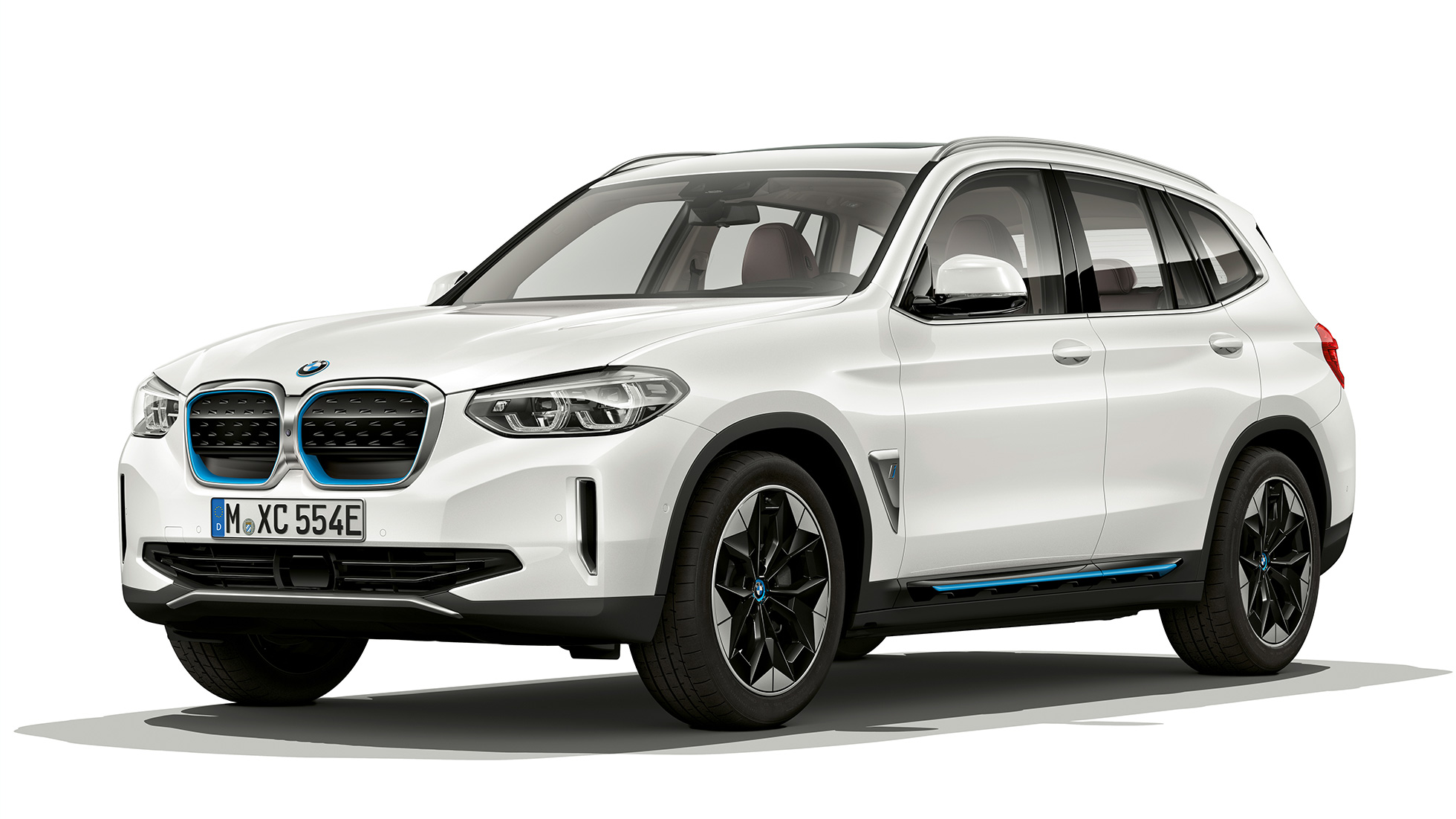 BMW iX3 G08 Utföranden ”Impressive” sedd snett framifrån BMW iX3 G08 2020 Utförande ”Impressive” Mineralvit metallic sedd snett framifrån