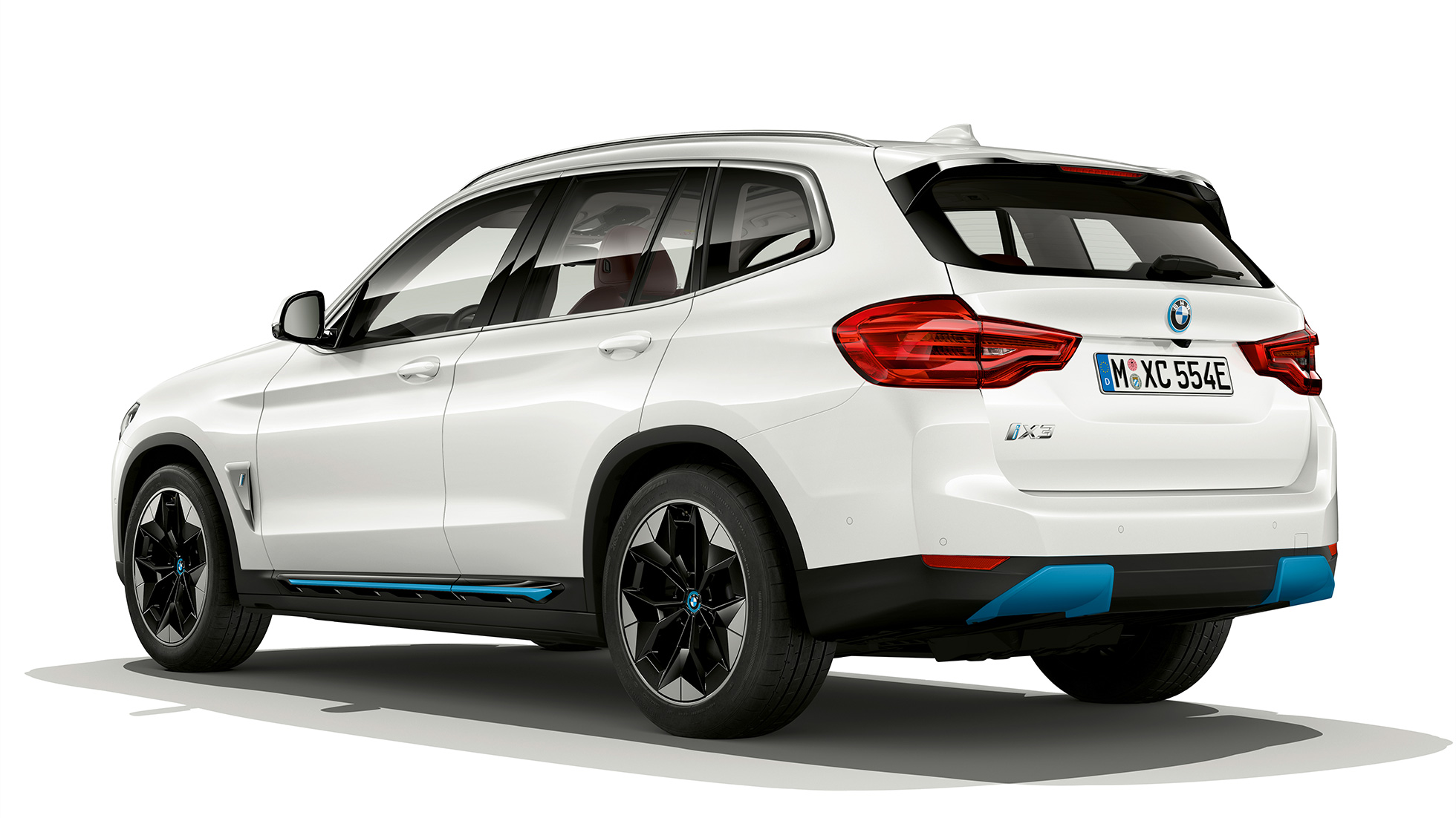 BMW iX3 G08 Utföranden ”Impressive” sedd snett bakifrån BMW iX3 G08 2020 Utförande ”Impressive” Mineralvit metallic sedd snett bakifrån