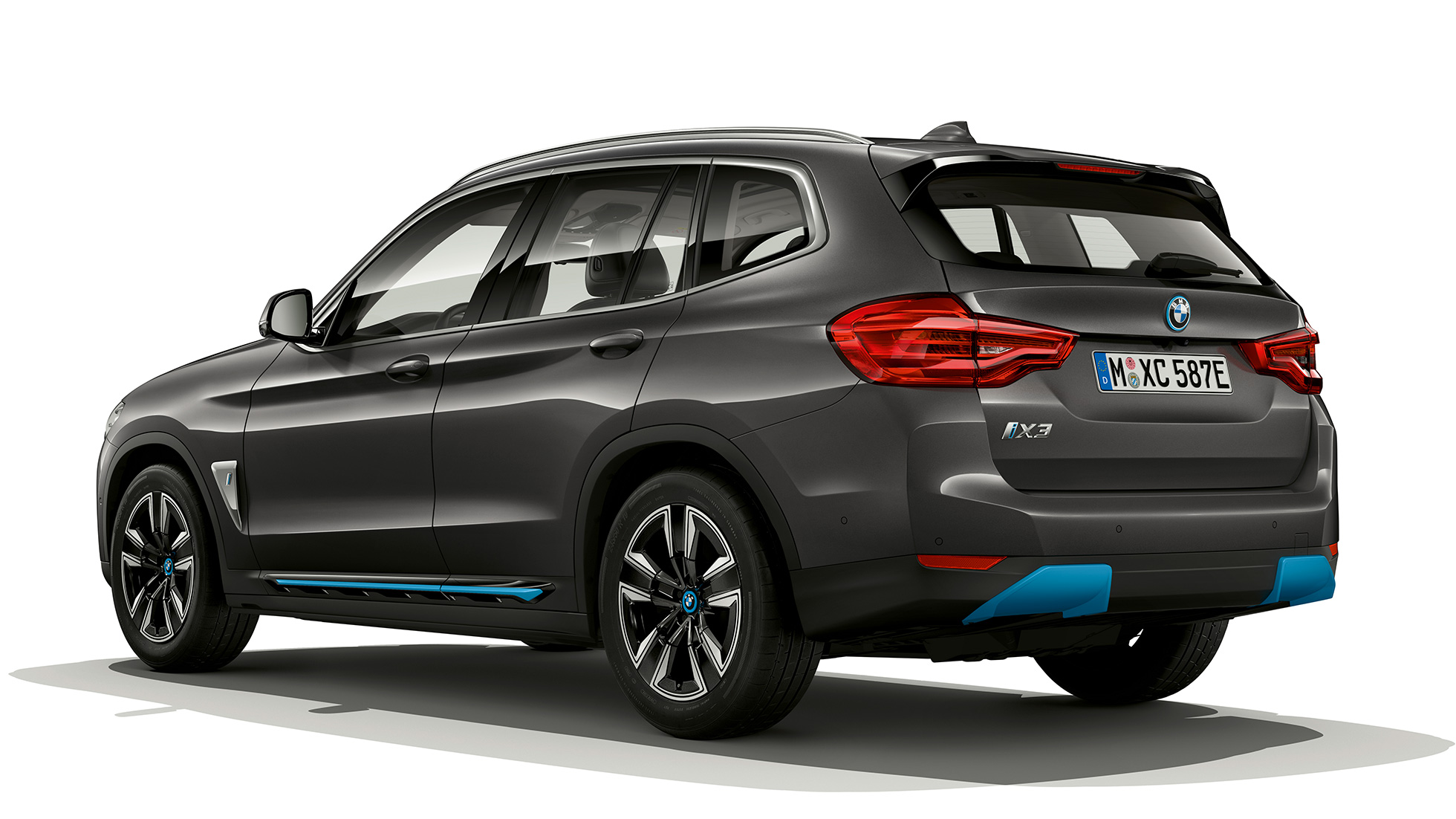 BMW iX3 G08 2020 Utförande ”Inspiring” sedd snett bakifrån BMW iX3 G08 2020 Utförande ”Inspiring” Sofistogrå Briljanteffekt sedd snett bakifrån