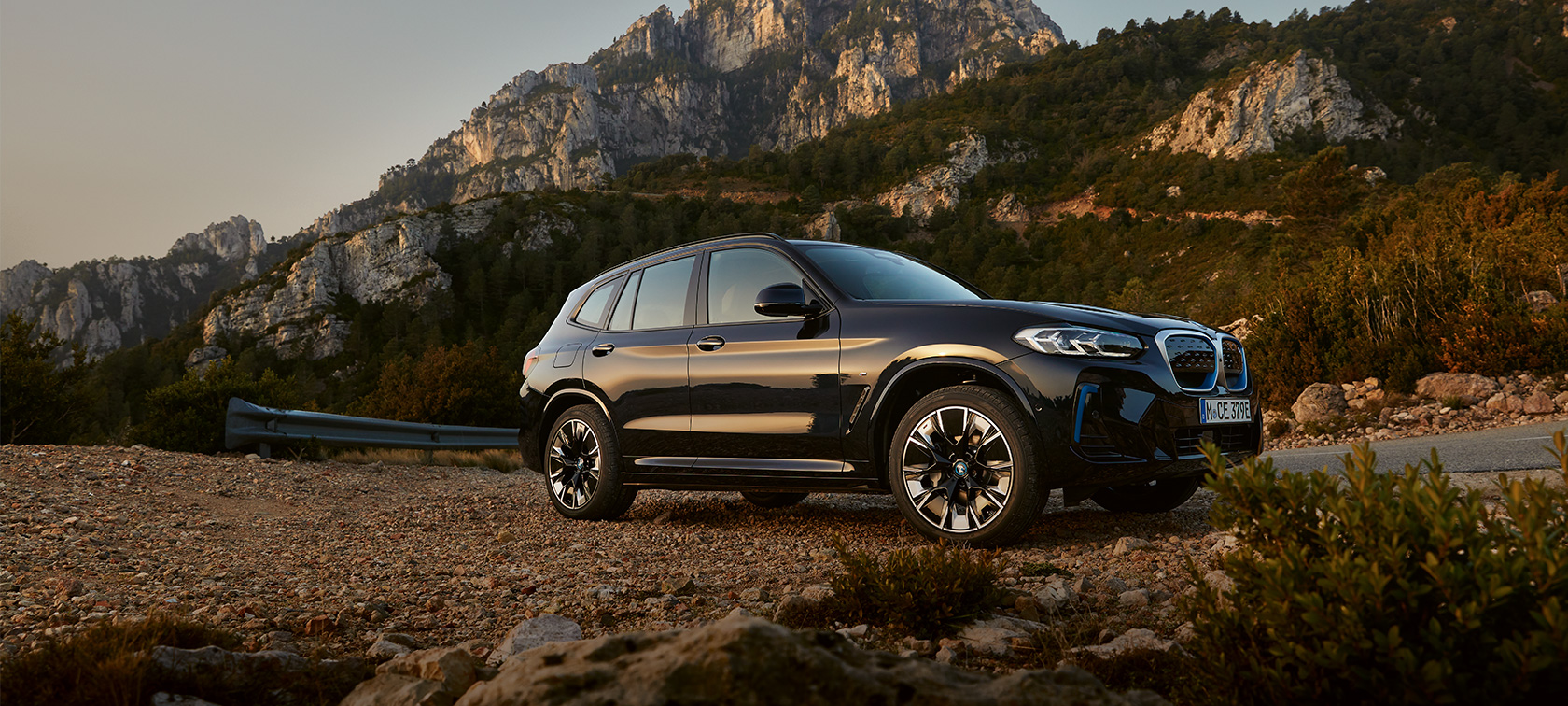 BMW iX3 G08 2021 M Karbonsvart sedd fr&aring;n sidan
