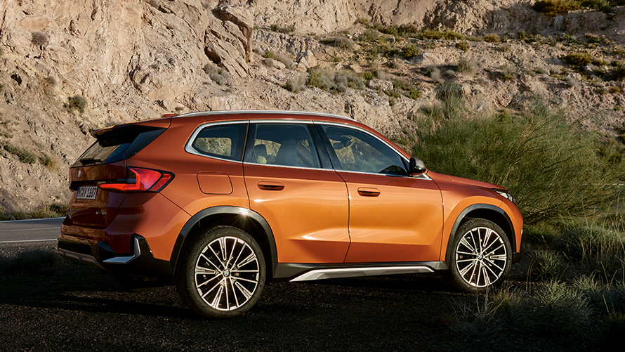 BMW X1 U11 tredje generationen snett framifrån på väg BMW X-modeller BMW X1 U11 tredje generationen snett framifrån på väg
