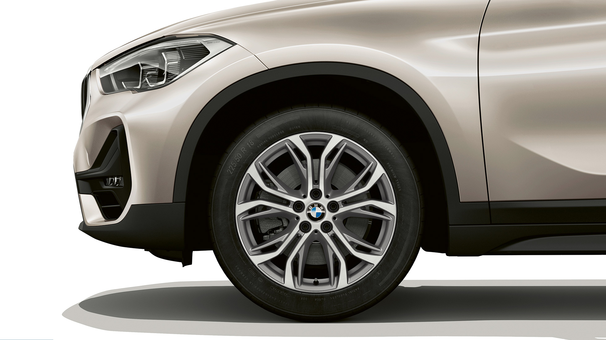 BMW X1, Modell Advantage, lättmetallfälg BMW X1, Modell Advantage, sedd från sidan med närbild av lättmetallfälg