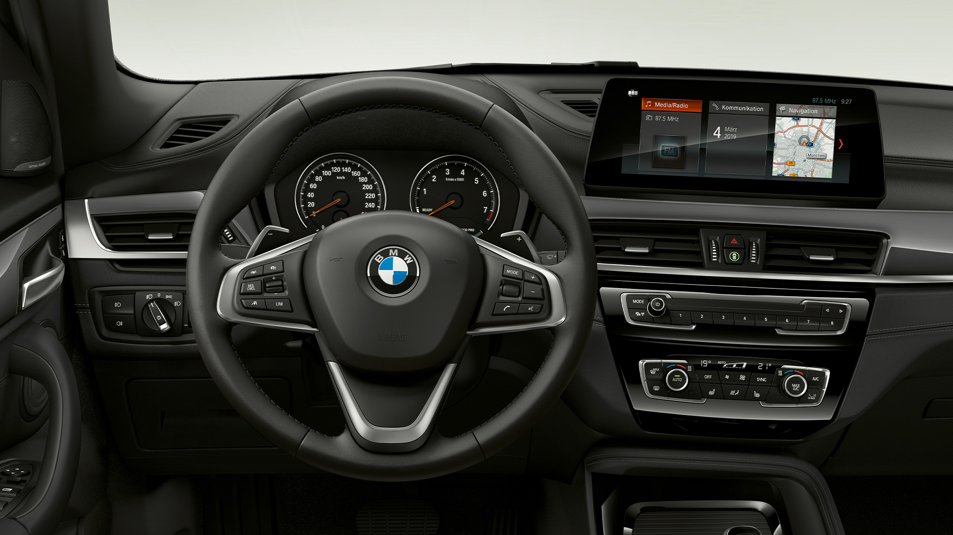 BMW X1, Modell xLine, interiör BMW X1, Modell xLine, interiör med utsikt över förarplatsen