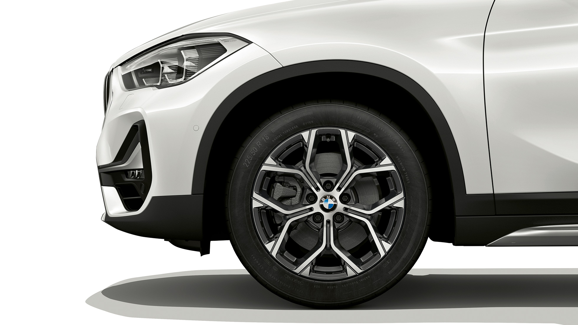 BMW X1, Modell xLine, lättmetallfälg BMW X1, Modell xLine, sedd från sidan med närbild av lättmetallfälg