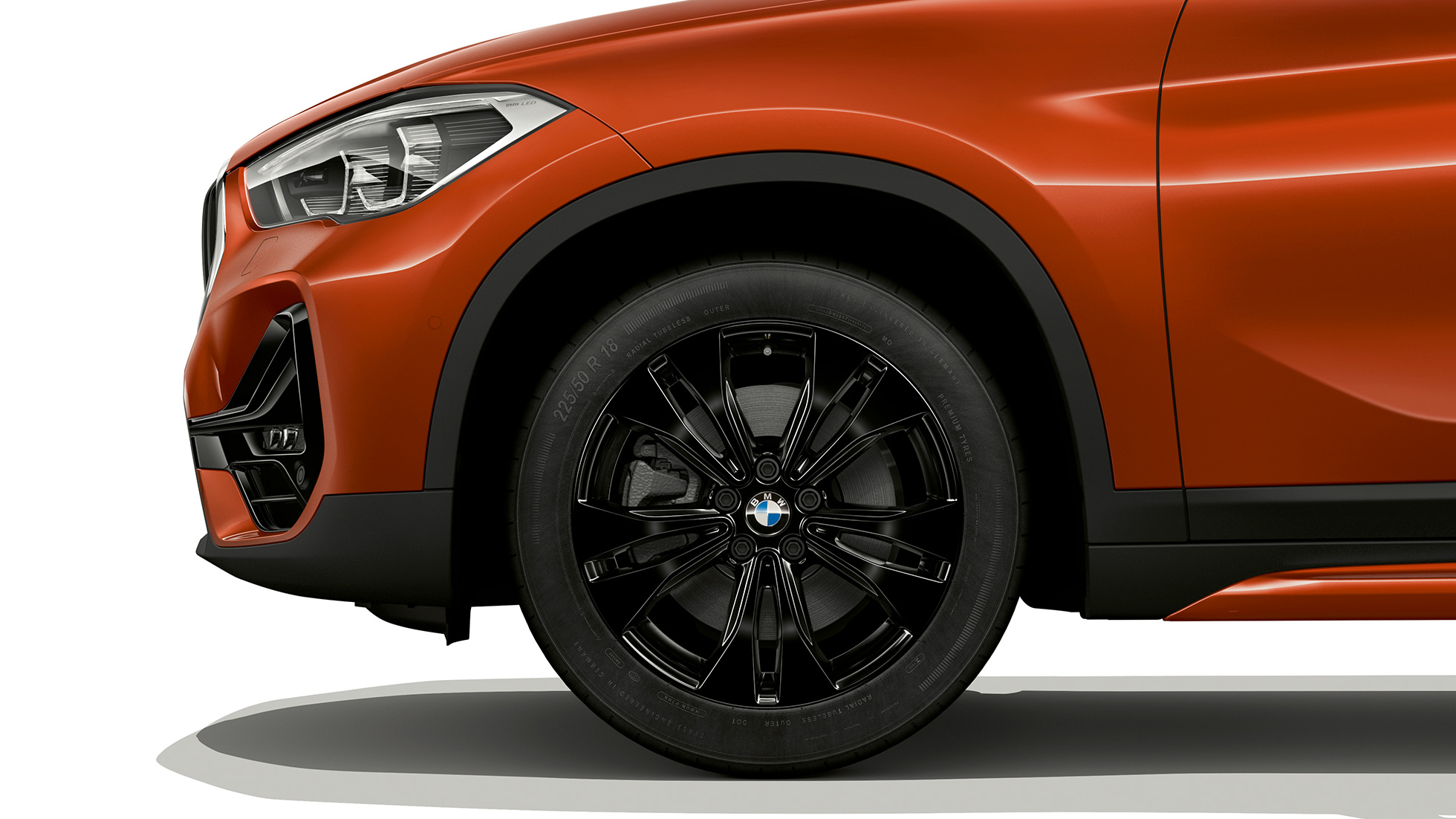 BMW X1, Modell M Sport Line, lättmetallfälg BMW X1, Modell M Sport Line, sedd från sidan med närbild av lättmetallfälg