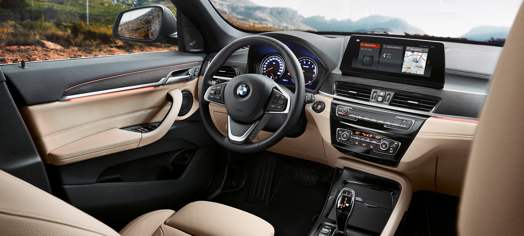 BMW X1, förarplats. BMW X1, interiör med utsikt över förarplatsen
