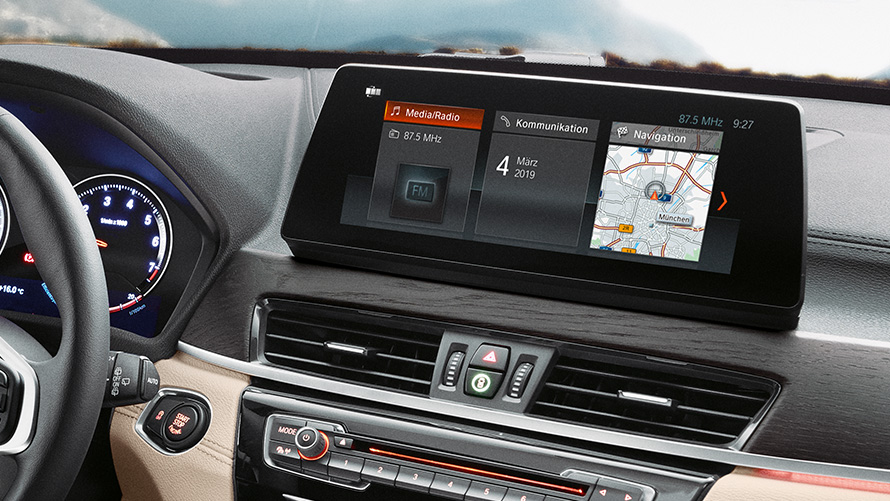 BMW X1 interiör, 10,25" instrumentdisplay. BMW X1 interiör, med utsikt över den 10,25" stora instrumentdisplayen med pekskärm.