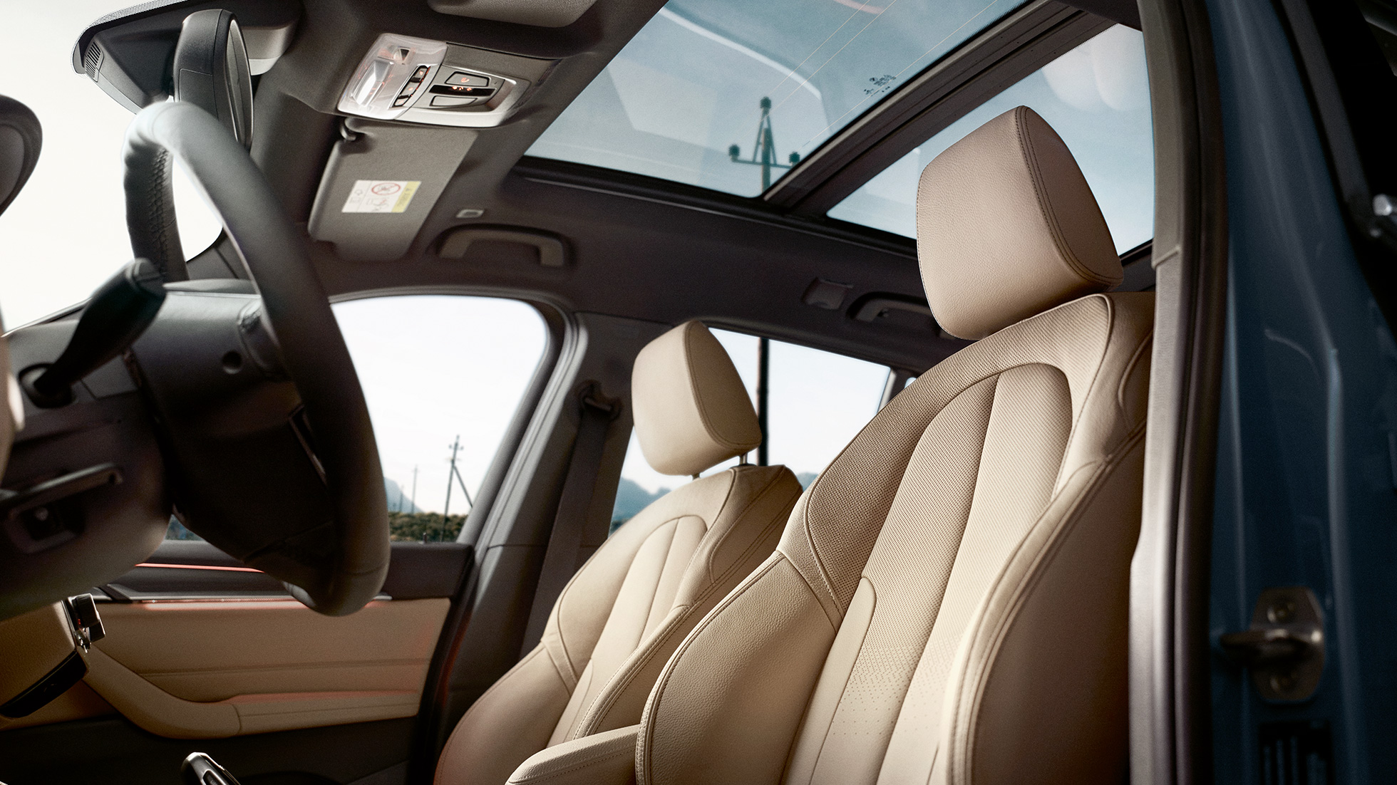 BMW X1, interiör, sportstolar. BMW X1, interiör med utsikt över ergonomiska sportstolar.