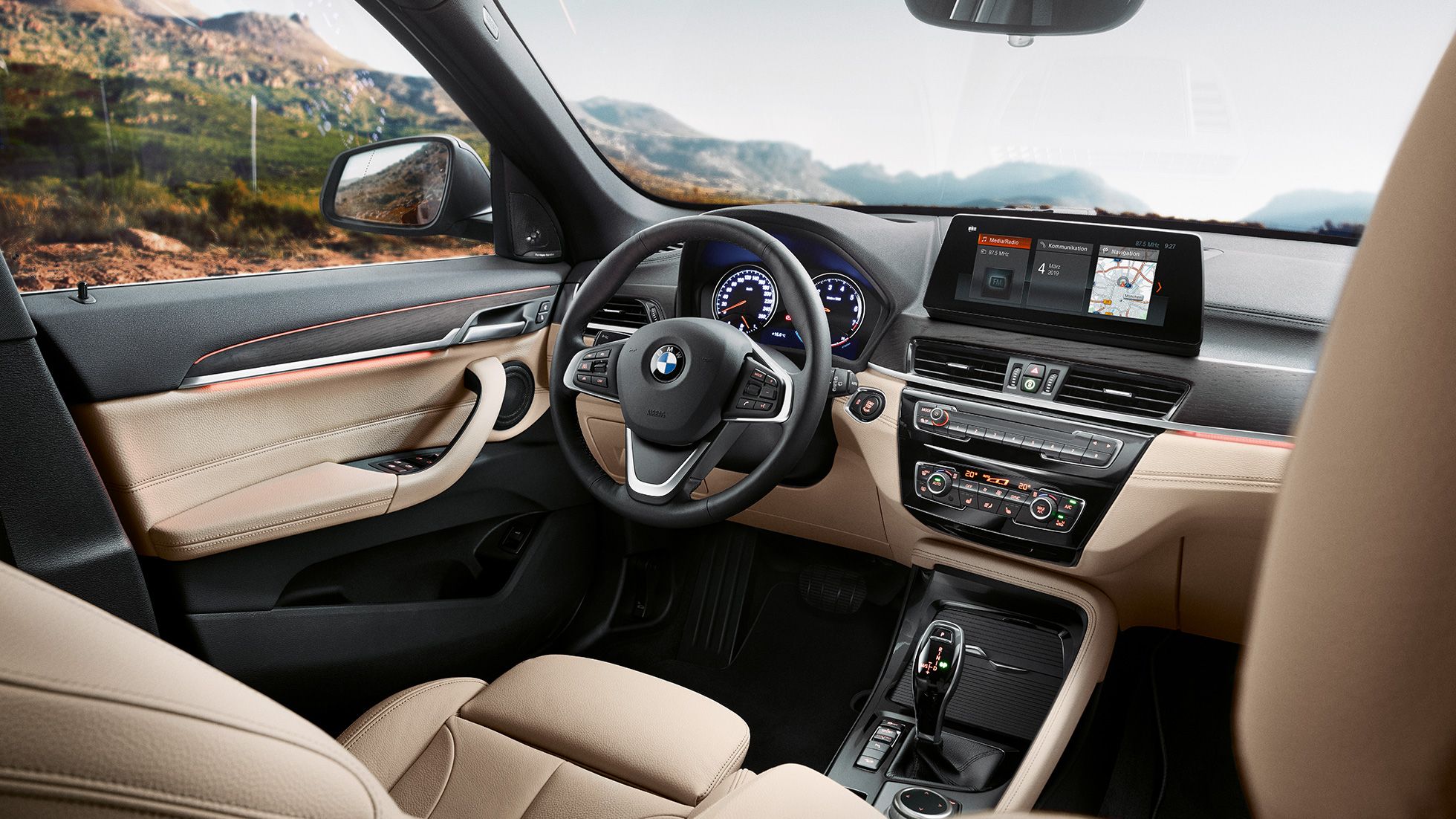 BMW X1, interiör, förarplats. BMW X1 interiör, med utsikt över 10,25" instrumentdisplay med pekskärm.