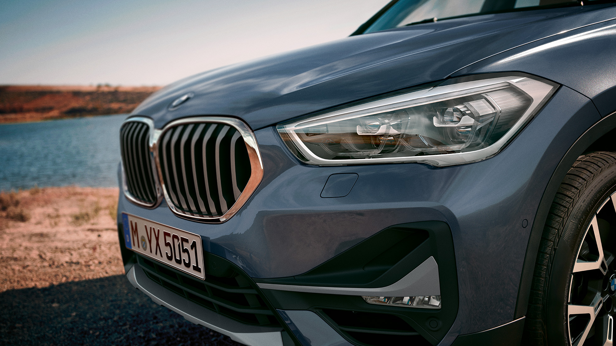 BMW X1, adaptiva LED-strålkastare. BMW X1, närbild av de adaptiva LED-strålkastarna.