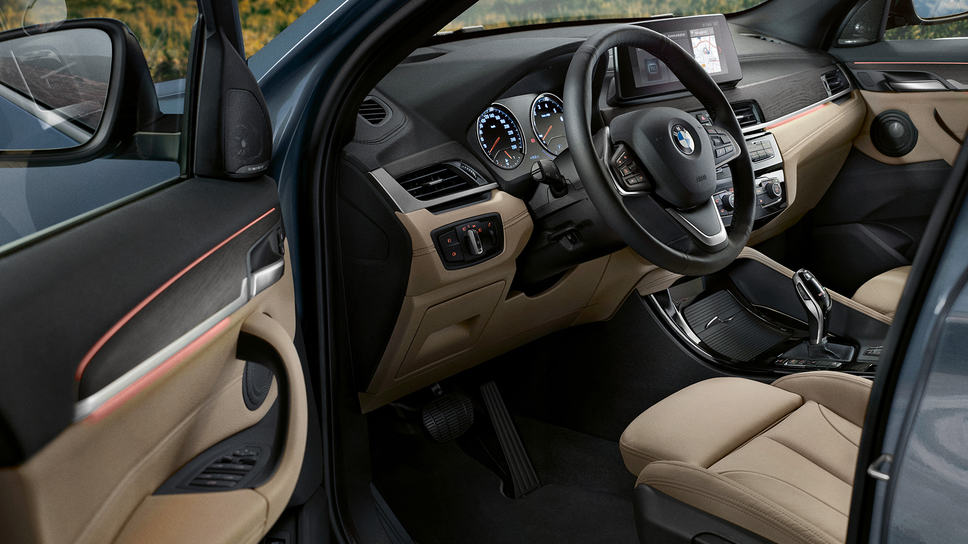 BMW X1, interiör. BMW X1, interiör med utsikt över multifunktionsratten
