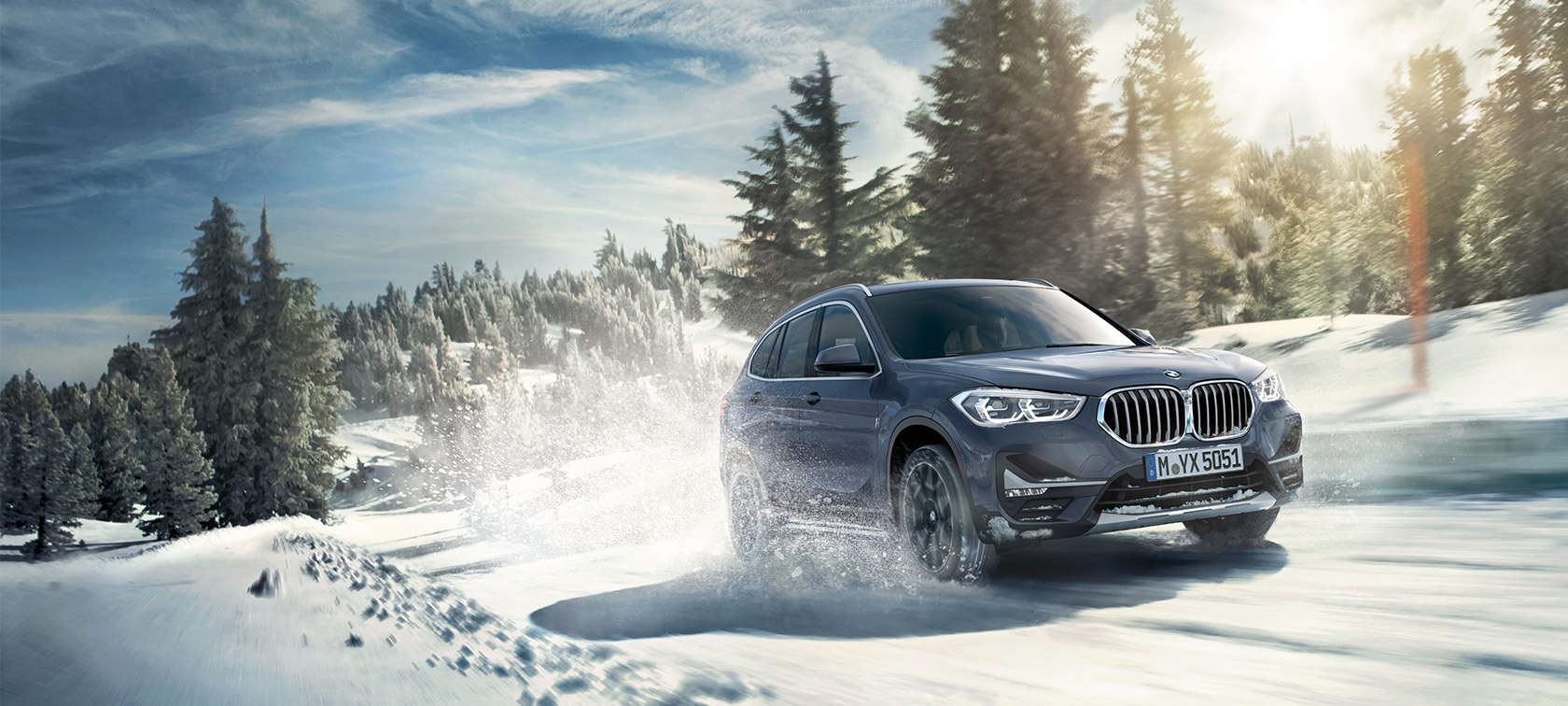 BMW X1 xDrive20i F48 LCI i BMW Individual Storm Bay metallic, körandes i ett vinterlandskap BMW X1 xDrive20i F48 LCI i BMW Individual Storm Bay metallic, körandes i ett vinterlandskap