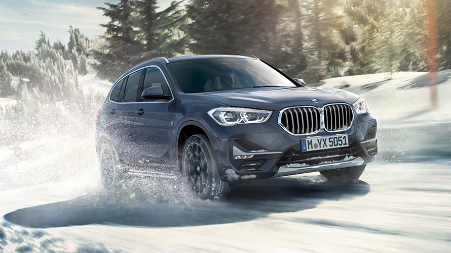 BMW X1 xDrive20i F48 LCI i BMW Individual Storm Bay metallic, körandes i ett vinterlandskap BMW X1 xDrive20i F48 LCI i BMW Individual Storm Bay metallic, körandes i ett vinterlandskap