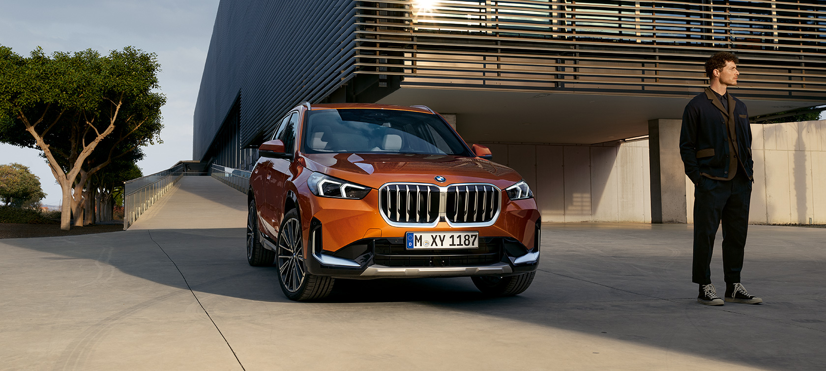 BMW X1 xDrive23i U11 ICE xLine Utah Orange metallic höjdpunkter utvändigt Höjdpunkter utvändigt BMW X1 xDrive23i U11 ICE xLine Utah Orange metallic 20" BMW Individual lättmetallfälgar Multieker 869 I