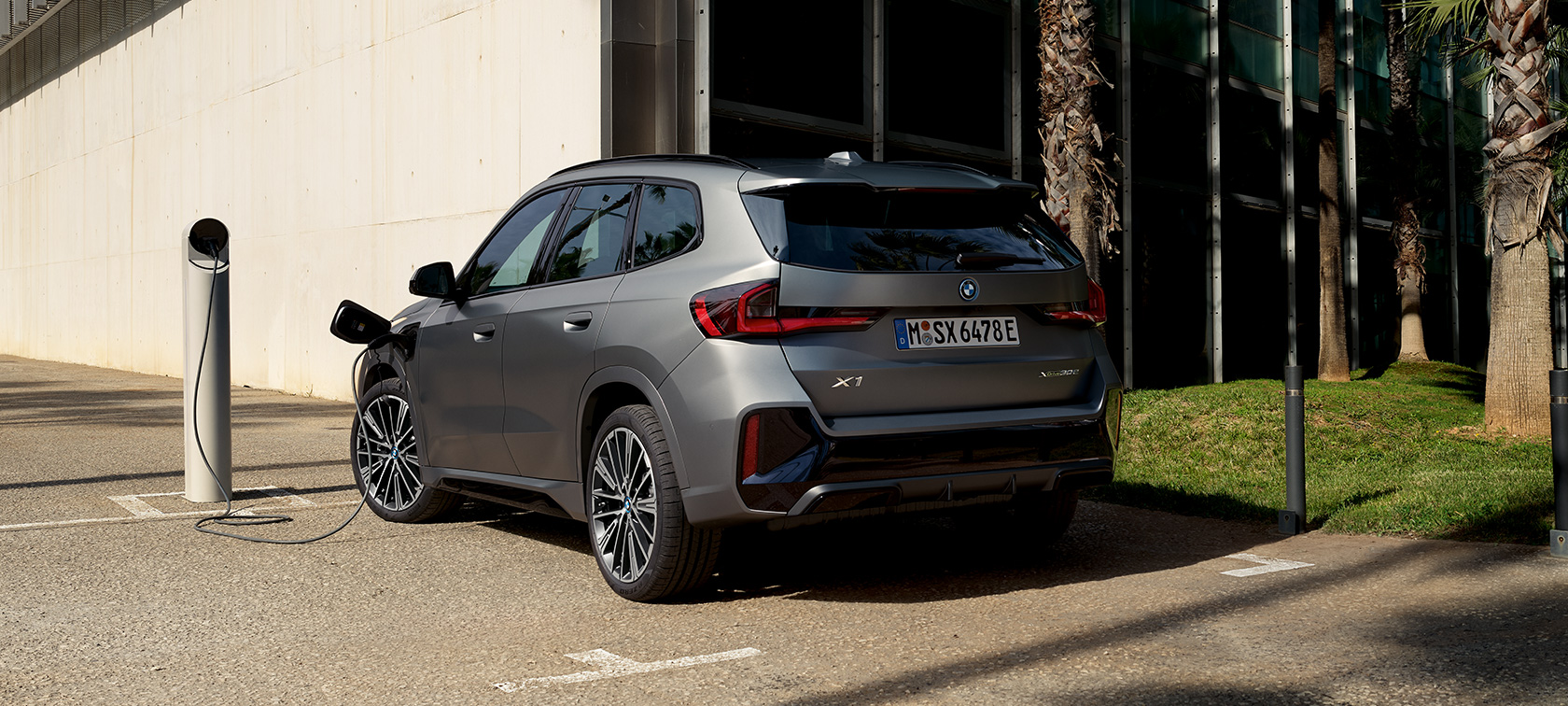 BMW X1 U11 PHEV Frozen Pure grey metallic laddning BMW X1 U11 PHEV Frozen Pure grey metallic laddningshöjdpunkter