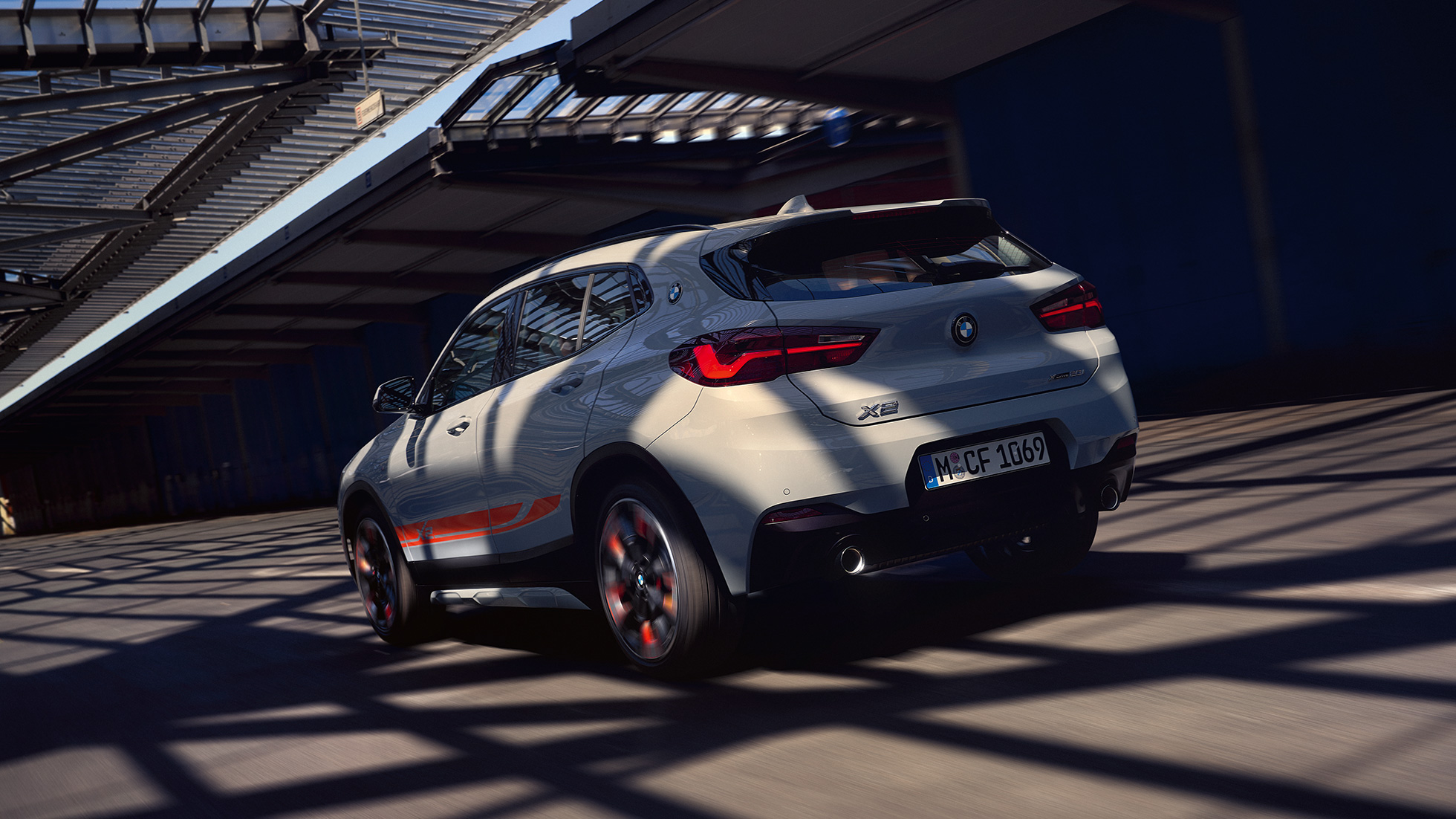 BMW X2 F39 sedd från sidan BMW X2 2018 F39 Galvanic Gold metallic sedd från sidan