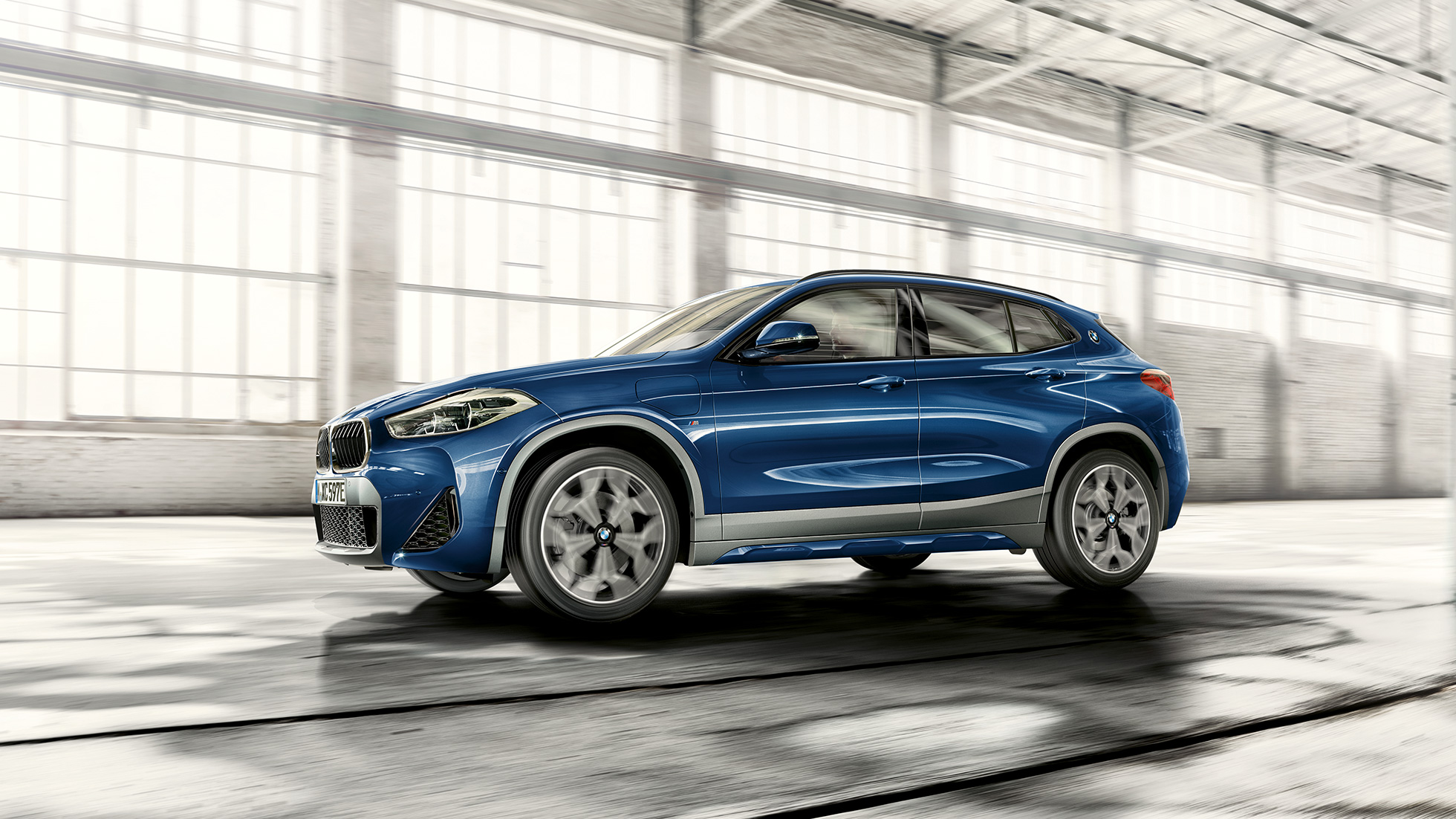 BMW X2 xDrive25e Plug-in Hybrid sedd framifrån BMW X2 xDrive25e Plug-in Hybrid 2020 F39 sedd framifrån