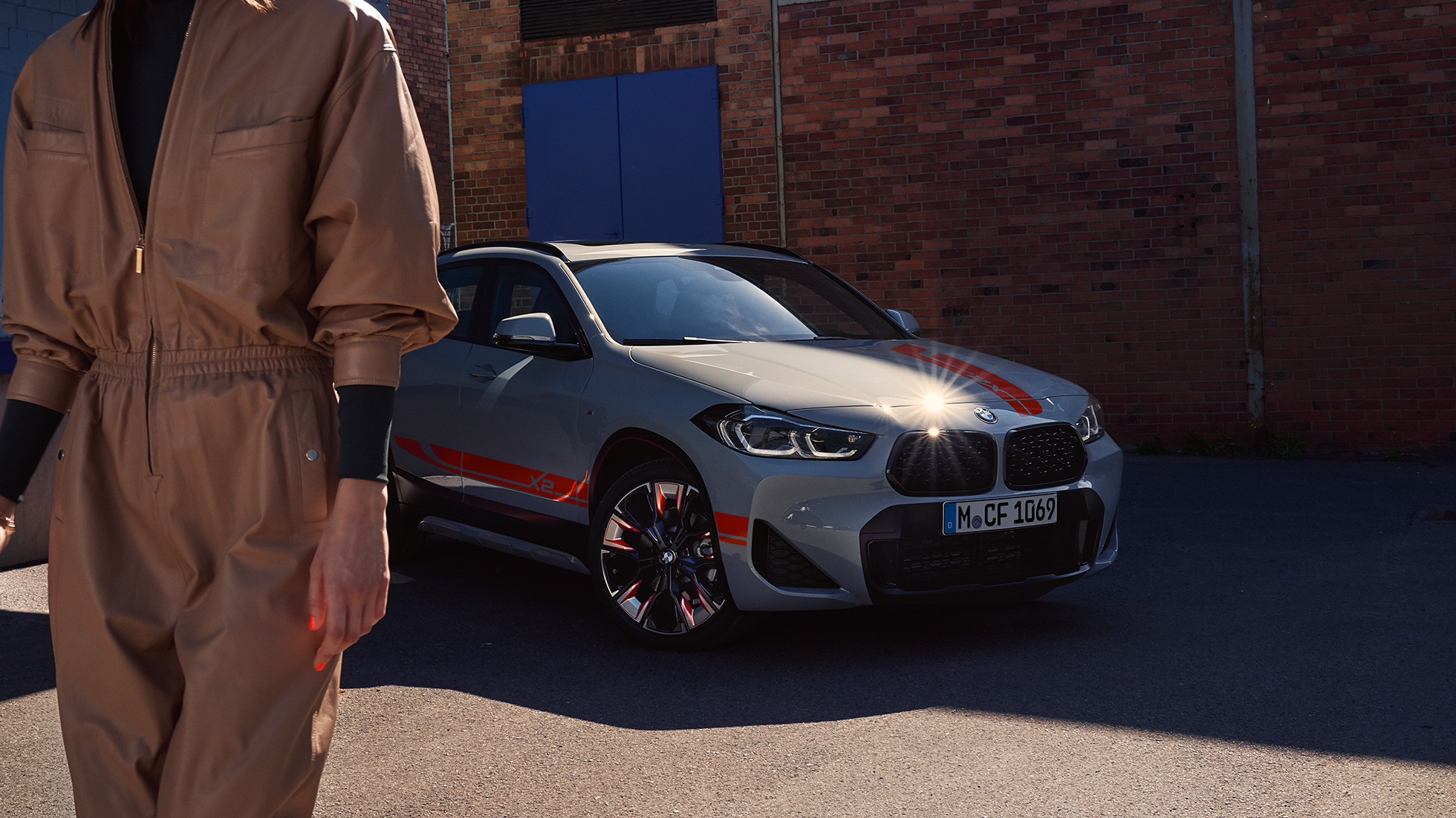 Dubbelnjure BMW X2 F39 BMW X2 2018 F39 Galvanic Gold metallic Dubbelnjure sedd framifrån