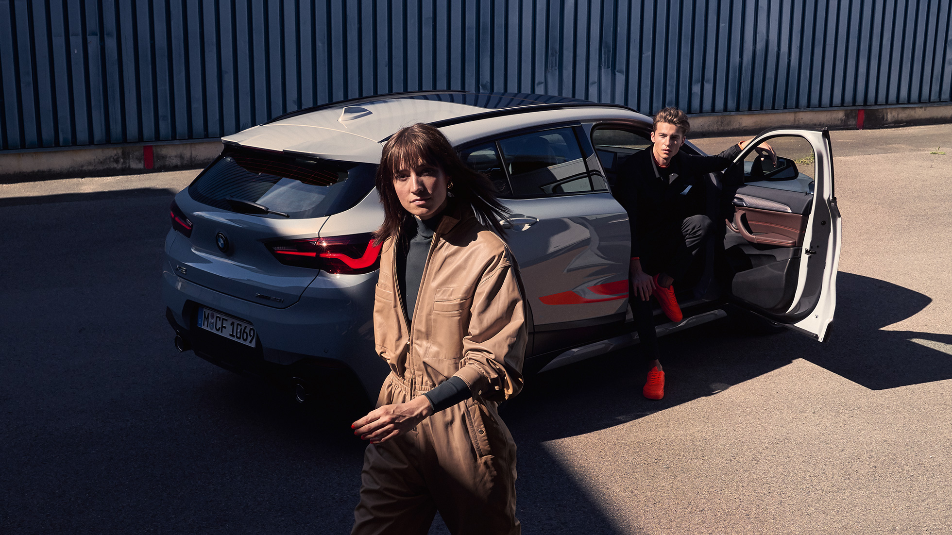 BMW X2 F39 sedd bakifrån BMW X2 2018 F39 Galvanic Gold metallic sedd bakifrån