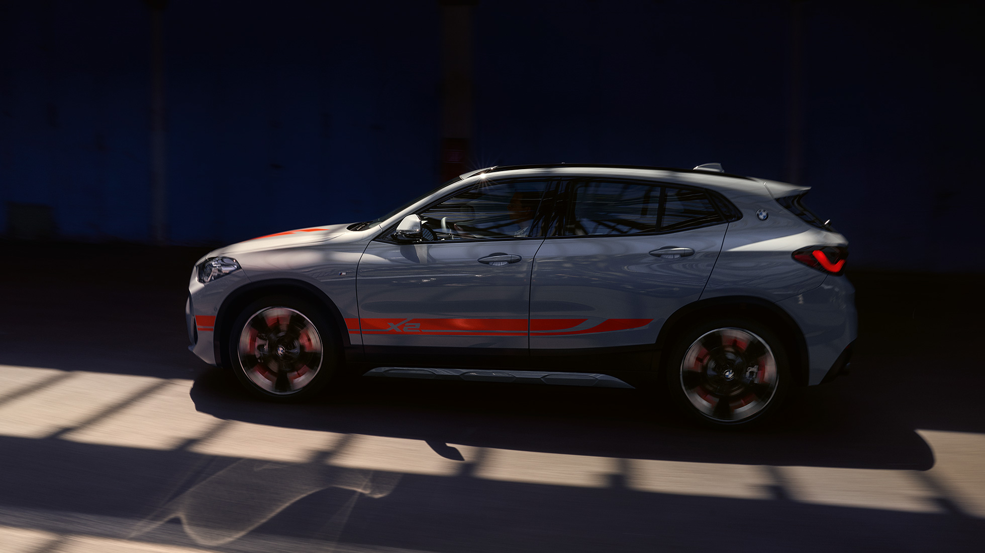 BMW X2 F39 sedd från sidan BMW X2 2018 F39 Galvanic Gold metallic sedd från sidan