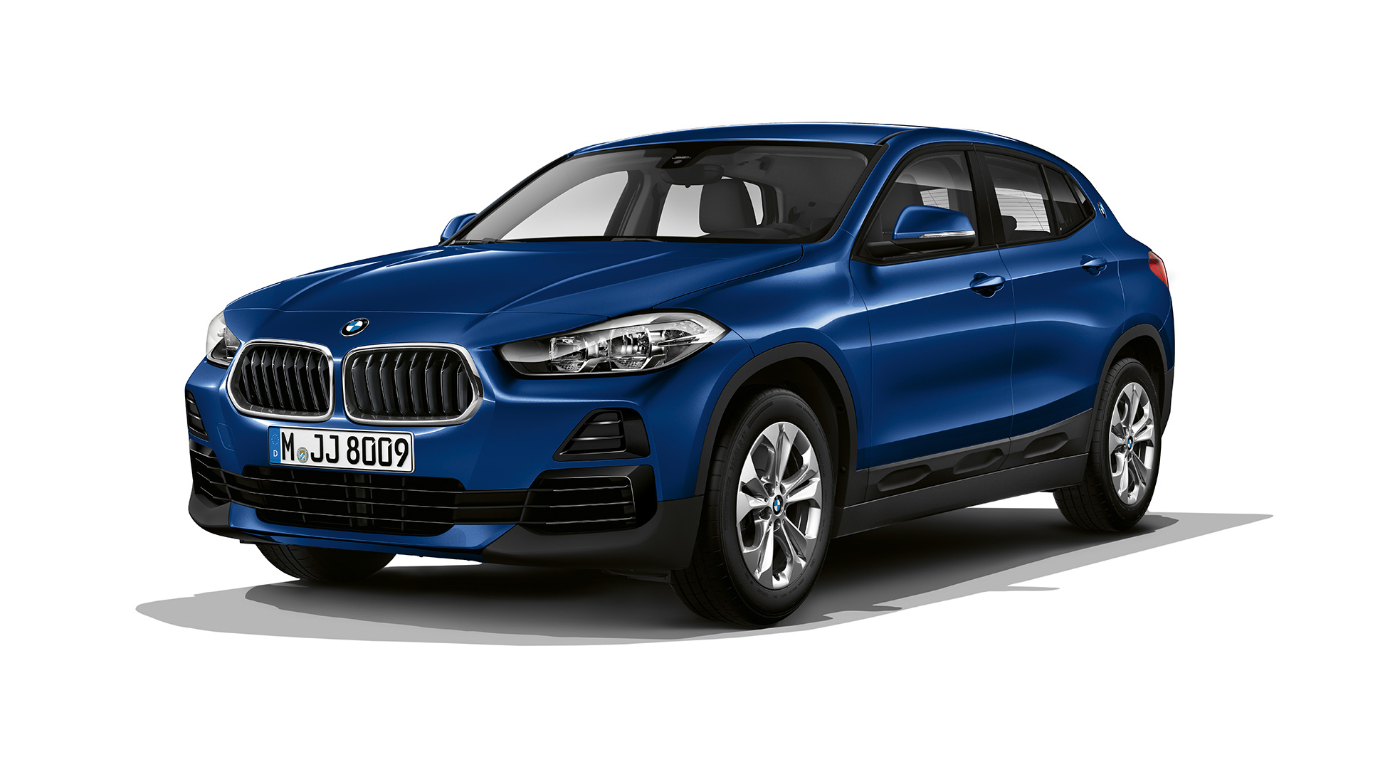 BMW sDrive20i Modell Advantage sedd snett framifrån BMW X2 sDrive20i Advantage-paket 2018 F39 Mediterranean Blue metallic sedd snett framifrån