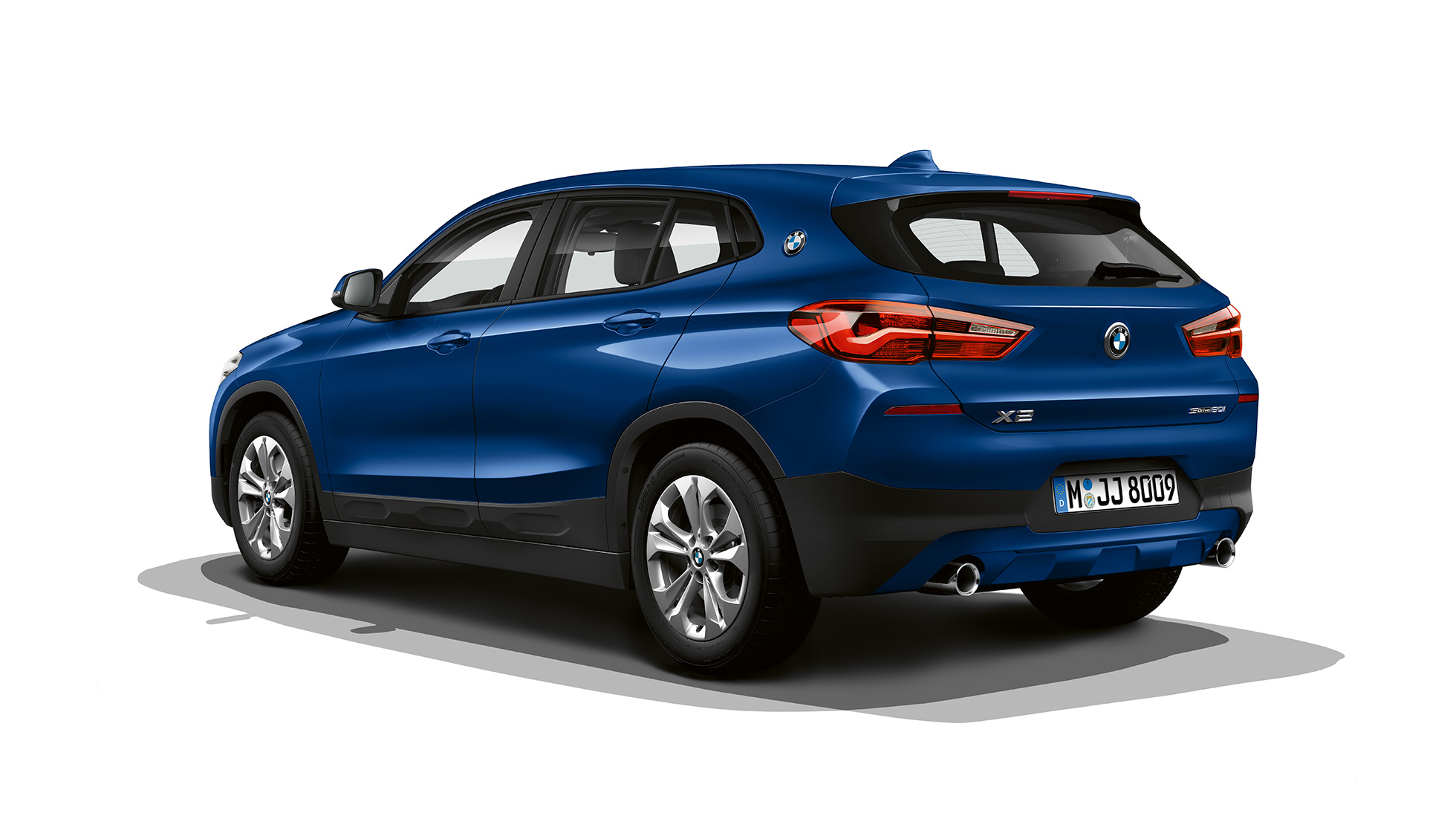 BMW sDrive20i Modell Advantage sedd snett bakifrån BMW X2 sDrive20i Advantage-paket 2018 F39 Mediterranean Blue metallic sedd snett bakifrån