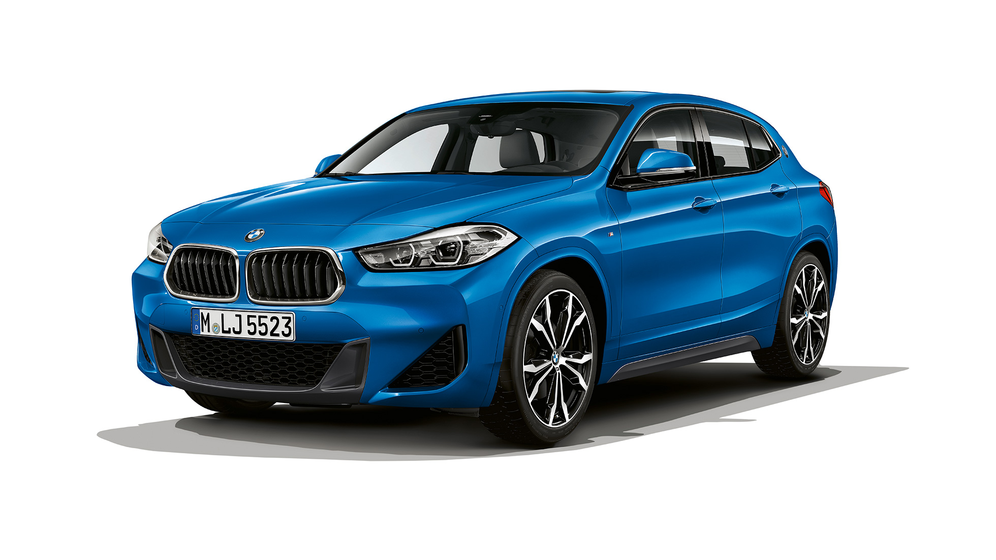 BMW sDrive20i Model M Sport sedd snett framifrån BMW X2 sDrive20i Model M Sport 2018 F39 Misano Blue metallic sedd snett framifrån