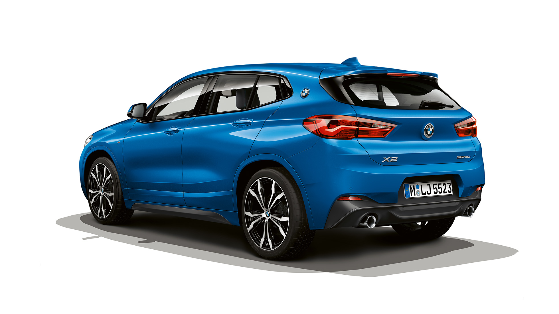 BMW sDrive20i Model M Sport sedd snett från sidan BMW X2 sDrive20i Model M Sport 2018 F39 Misano Blue metallic sedd snett från sidan