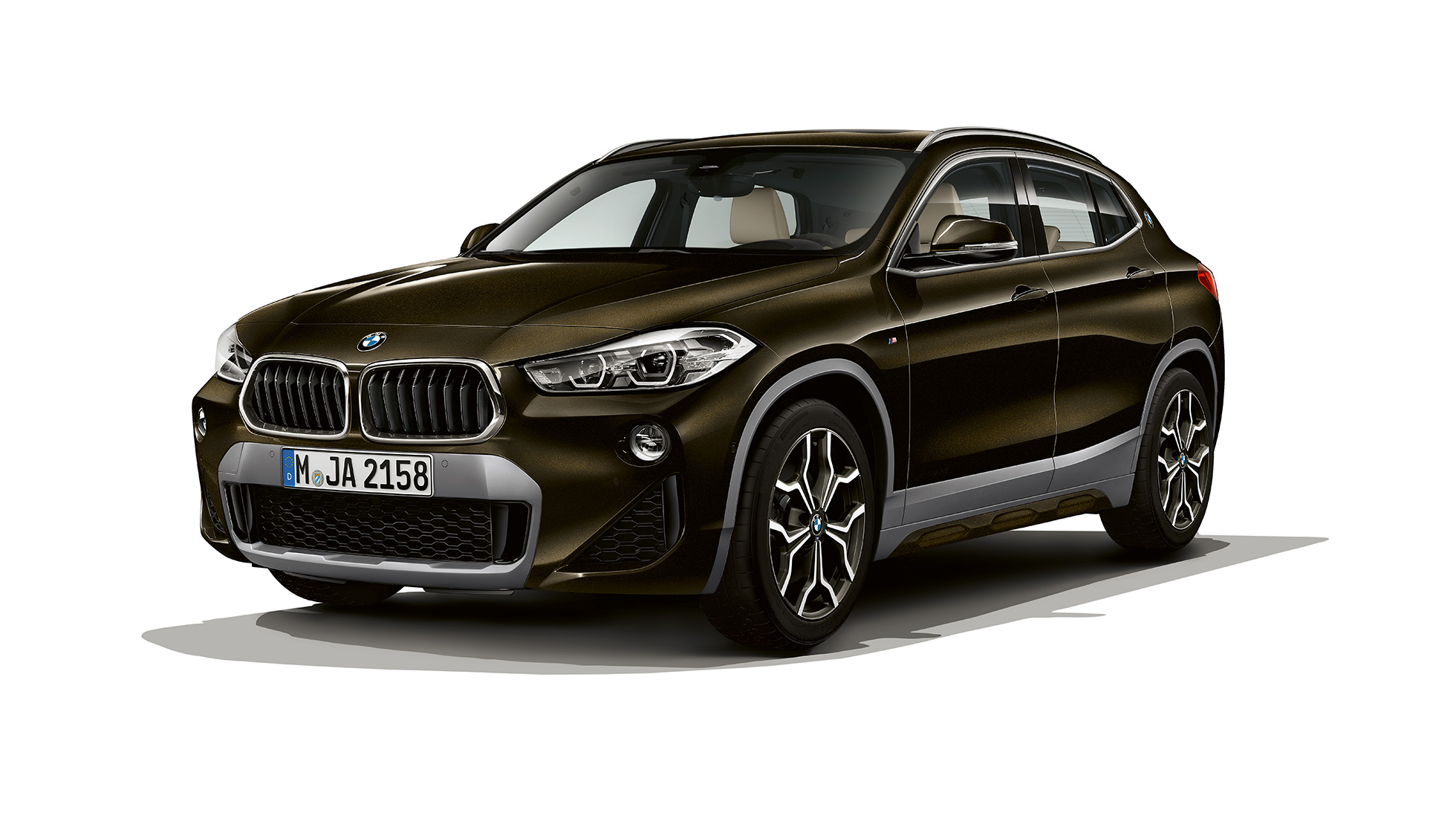 BMW sDrive20i Model M Sport X sedd snett framifrån BMW X2 sDrive20i Model M Sport x 2018 F39 Sparkling Storm briljanteffekt sedd snett framifrån
