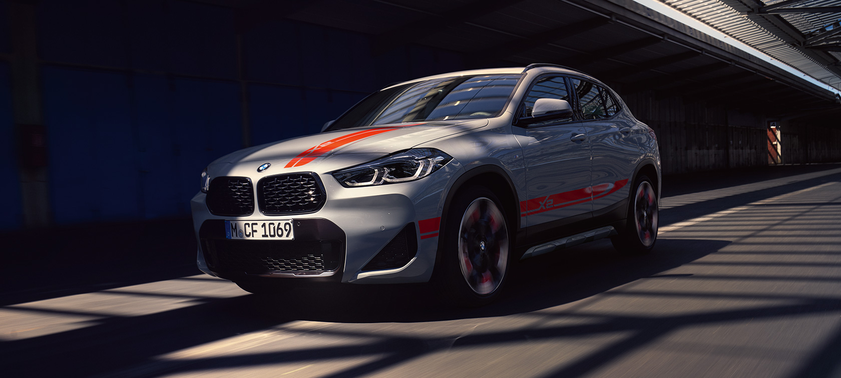 BMW X2 F39 sedd bakifrån BMW X2 2018 F39 Galvanic Gold metallic sedd bakifrån