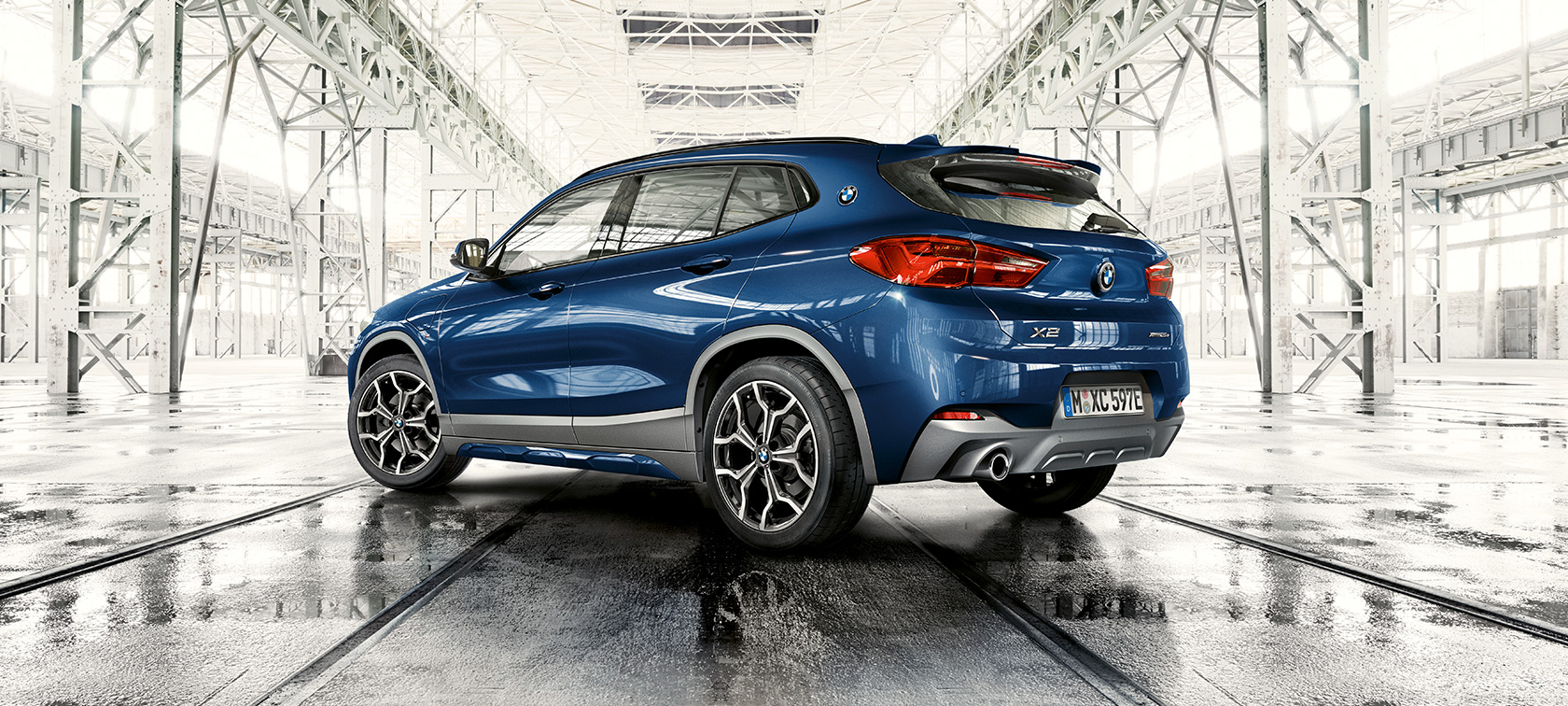 BMW X2 xDrive25e Plug-in Hybrid sedd snett framifrån BMW X2 xDrive25e Plug-in Hybrid F39 2020 sedd snett framifrån