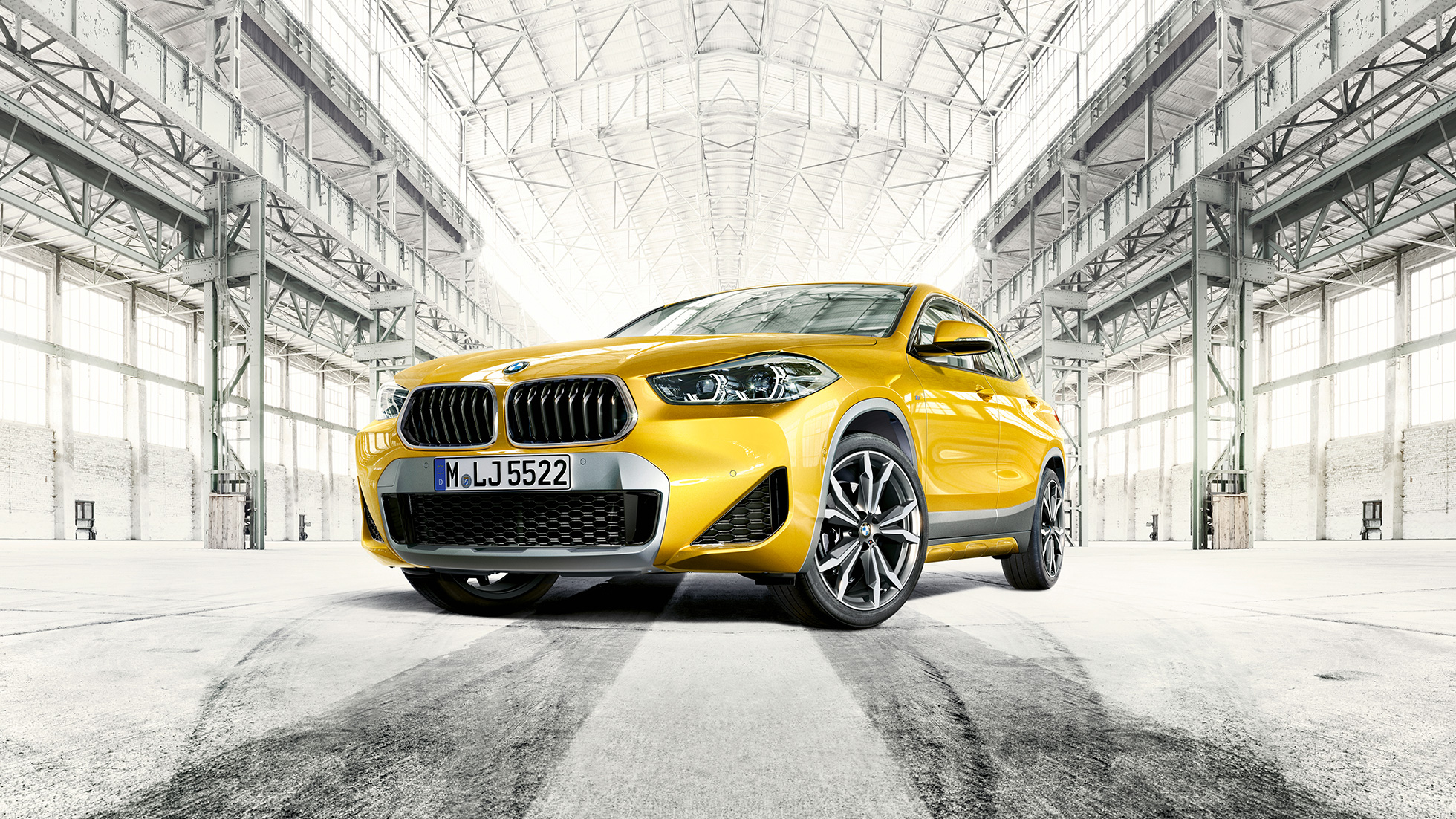 BMW X2 F39 sedd snett framifrån BMW X2 2018 F39 Galvanic Gold metallic sedd snett framifrån
