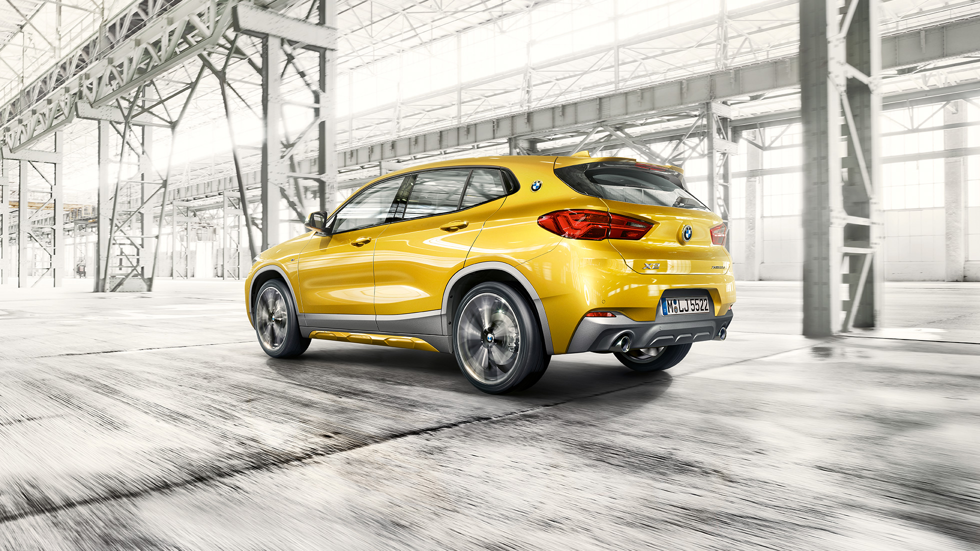 BMW X2 F39 sedd från sidan BMW X2 2018 F39 Galvanic Gold metallic sedd från sidan
