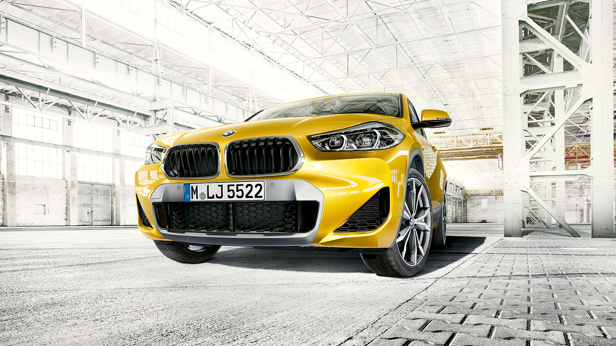 Dubbelnjure BMW X2 F39 BMW X2 2018 F39 Galvanic Gold metallic Dubbelnjure sedd framifrån