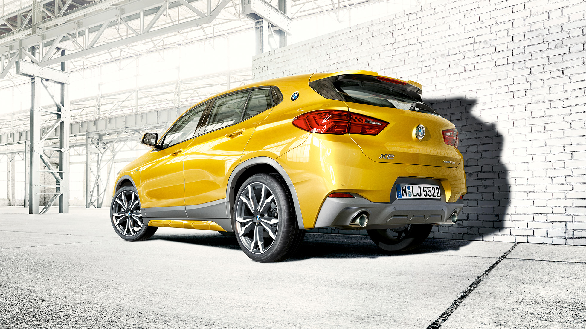 BMW X2 F39 sedd bakifrån BMW X2 2018 F39 Galvanic Gold metallic sedd bakifrån