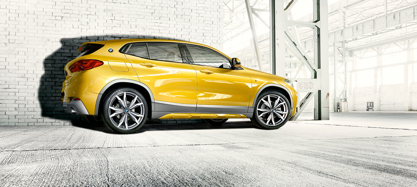 BMW X2 F39 sedd från sidan BMW X2 2018 F39 Galvanic Gold metallic sedd från sidan