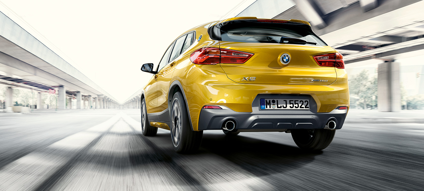 BMW X2 F39 sedd bakifrån BMW X2 2018 F39 Galvanic Gold metallic sedd bakifrån