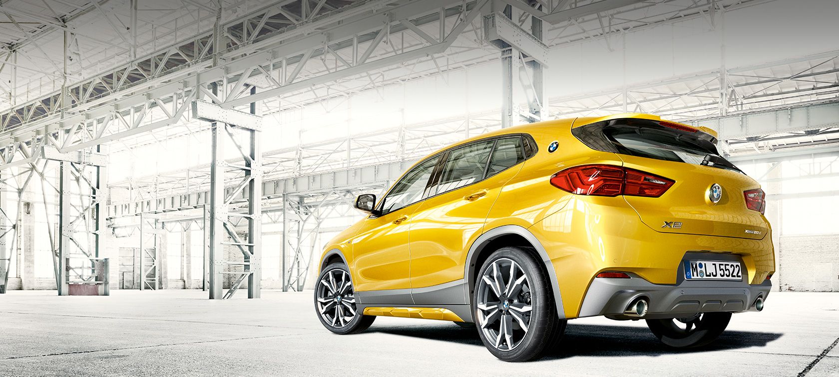 BMW X2 F39 sedd från sidan BMW X2 2018 F39 Galvanic Gold metallic sedd från sidan