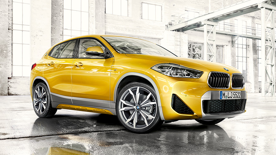 BMW X2 F39 2020 Brooklyngrå sedd snett framifrån dubbelnjure