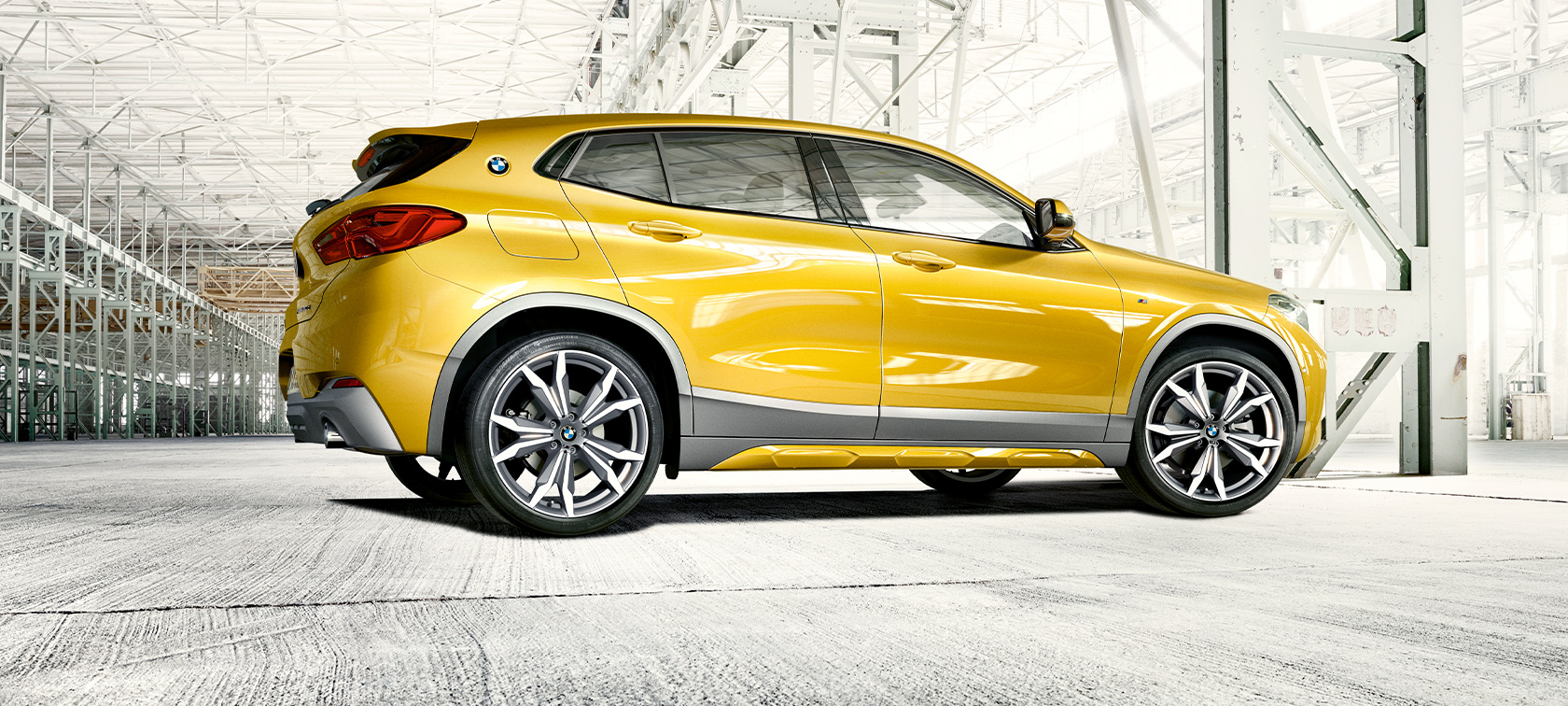 BMW X2 F39 sedd snett framifrån BMW X2 F39 2020 Brooklyngrå sedd snett framifrån