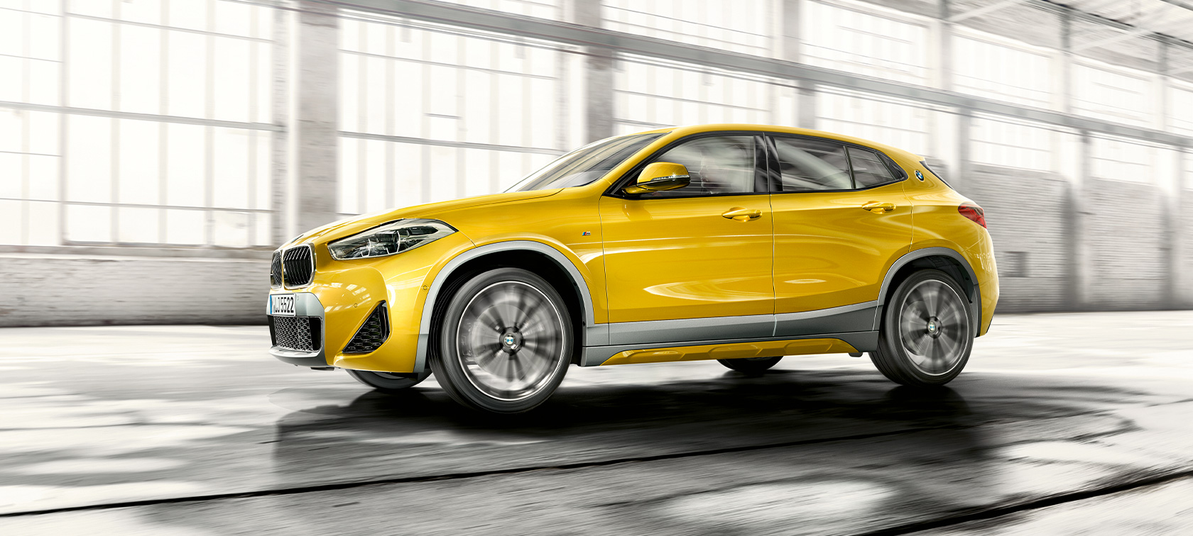 BMW X2 F39 sedd från sidan BMW X2 F39 2020 Brooklyngrå körandes sedd från sidan