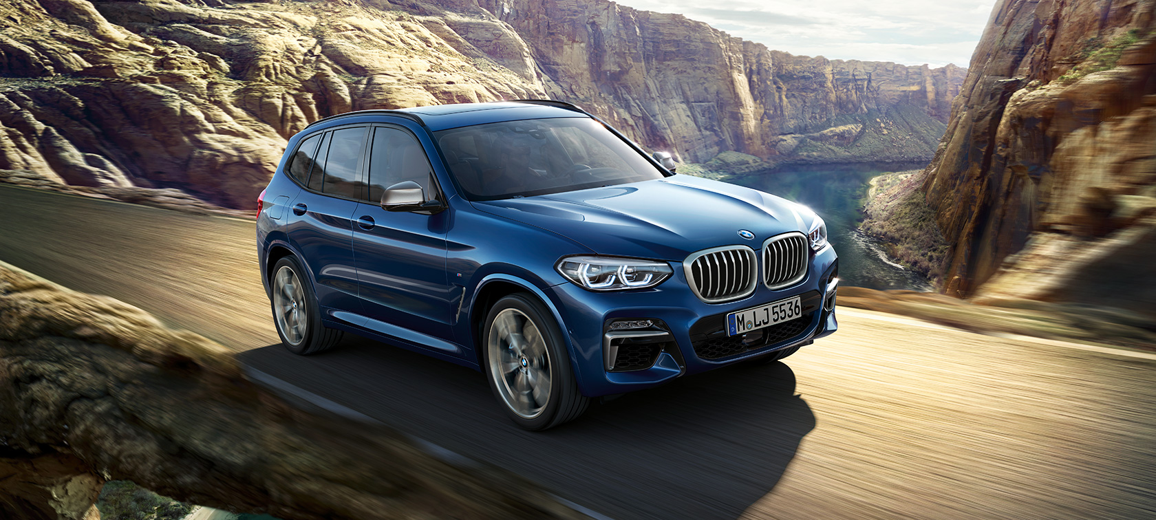 BMW X3 M40i, bild på körande bil framför ravin BMW X3 M40i, bild på körande bil framför ravin