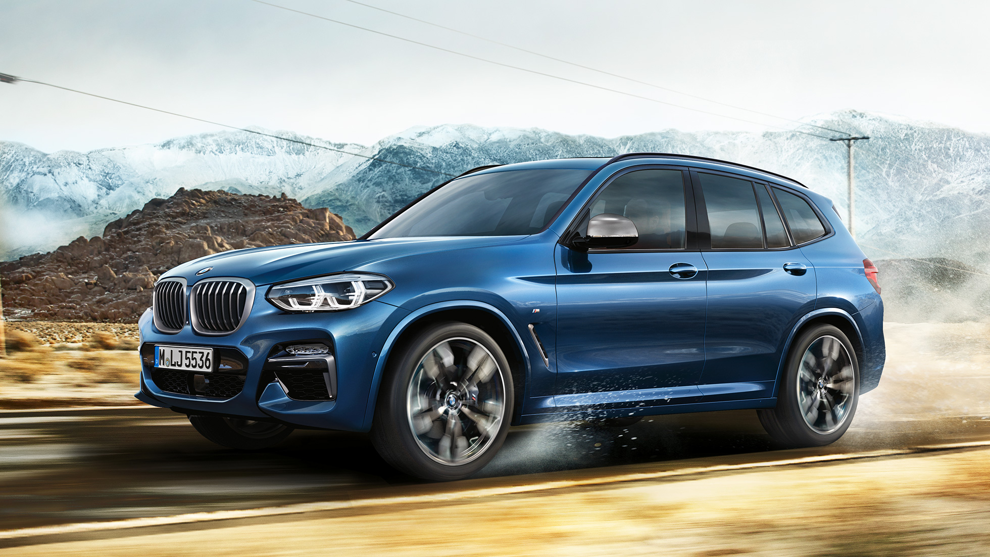 BMW X3 M40i, medium bild fälgar och bakre stötfångare framför berg BMW X3 M40i, medium bild fälgar och bakre stötfångare framför berg