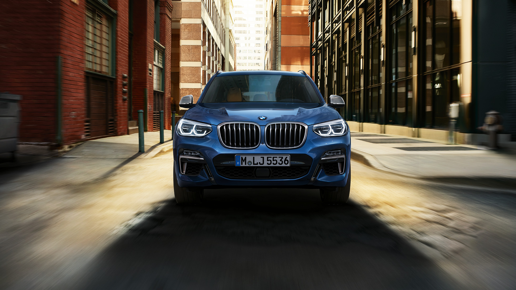 BMW X3 M40i, bild framifrån i stadsmiljö BMW X3 M40i, bild framifrån i stadsmiljö