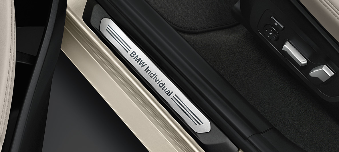 BMW X3, BMW Individual instegslister med BMW Individual-emblem BMW X3, BMW Individual instegslister med BMW Individual-emblem