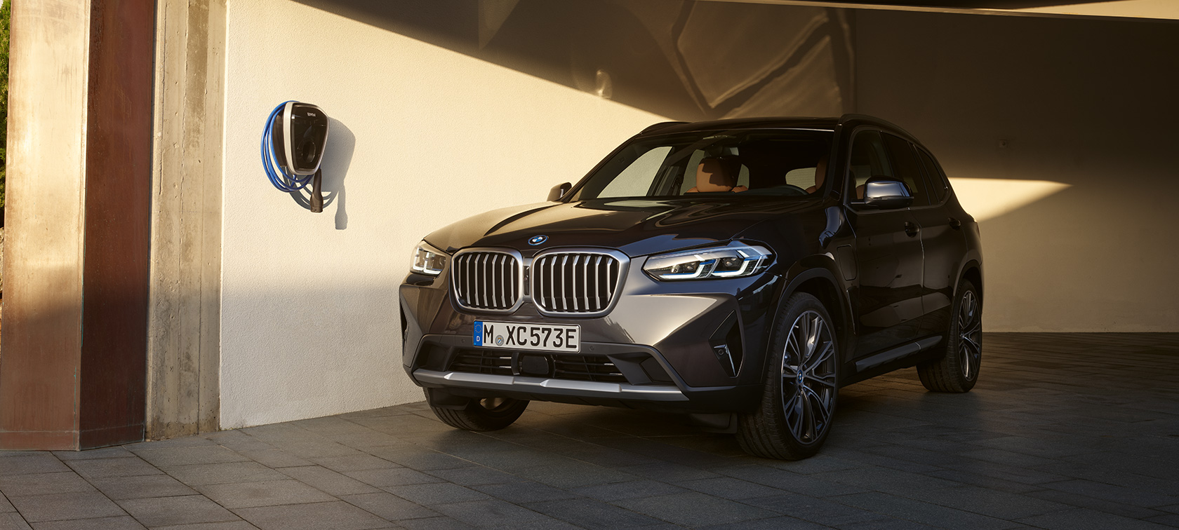 Plug-in hybrid BMW X3 xDrive30e G01 Sofistogrå 2021 Plug-in hybrid BMW X3 xDrive30e G01 Sofistogrå sedd snett framifrån parkerad 2021