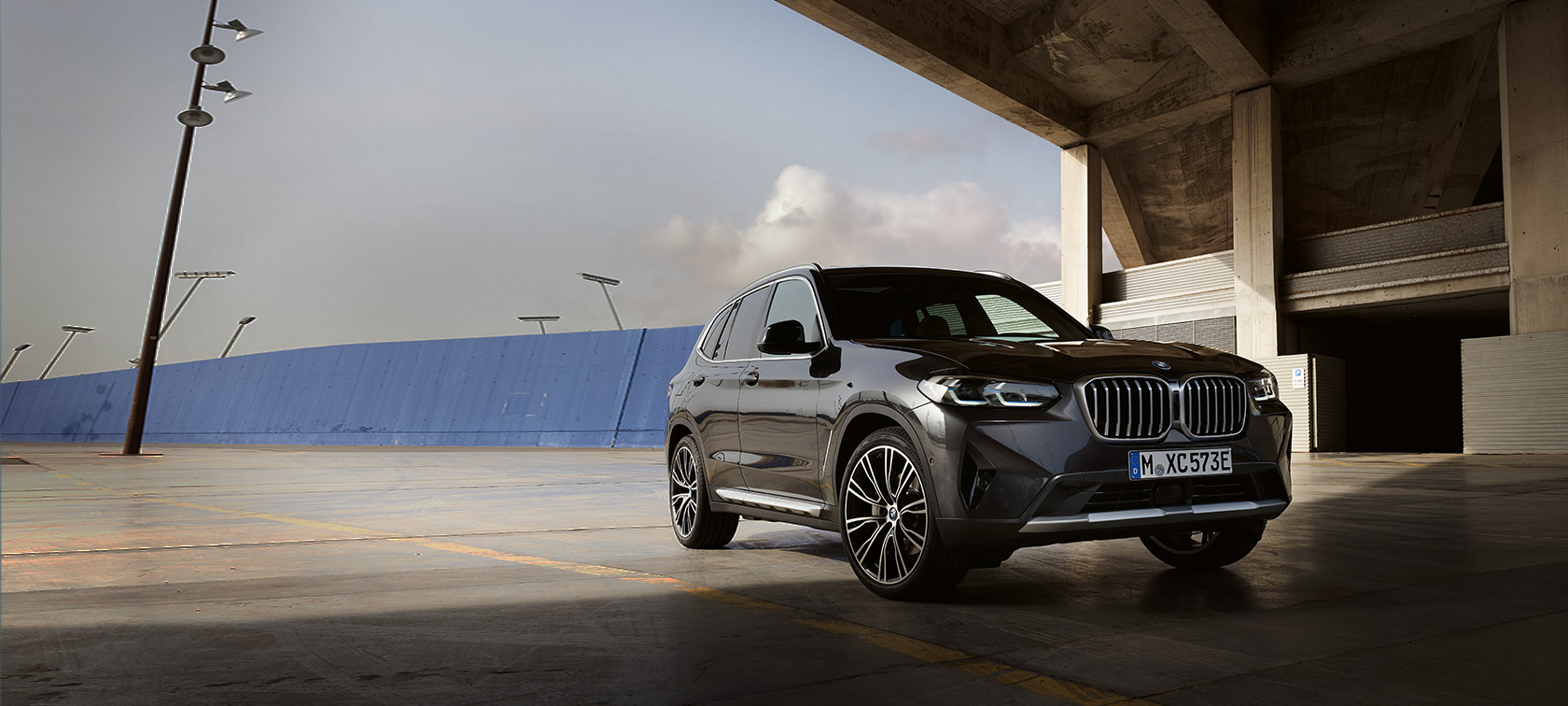 BMW X3 G01 Sofistogrå sedd snett framifrån framför hangar 2021
